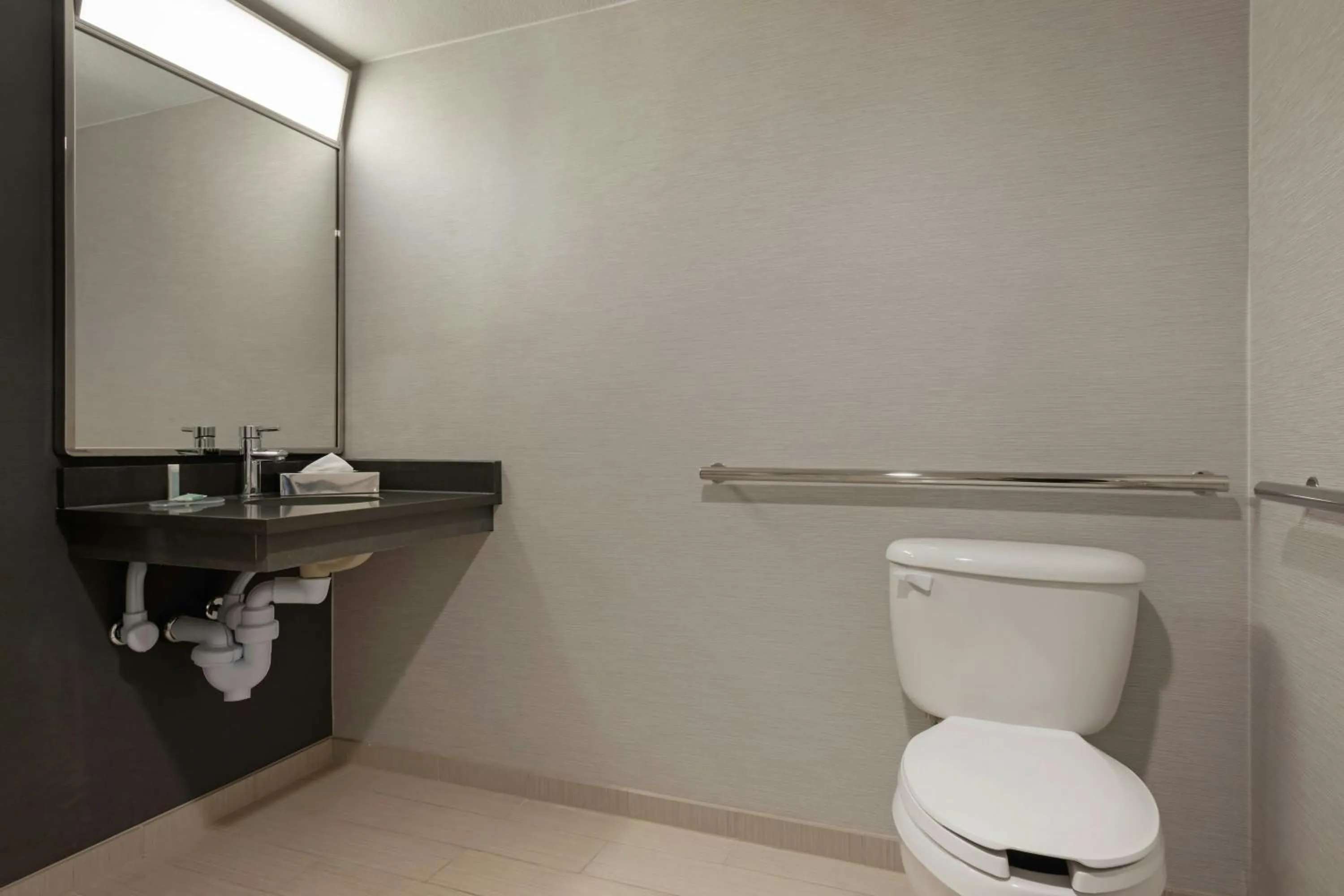 Bathroom in Courtyard by Marriott Sacramento Midtown