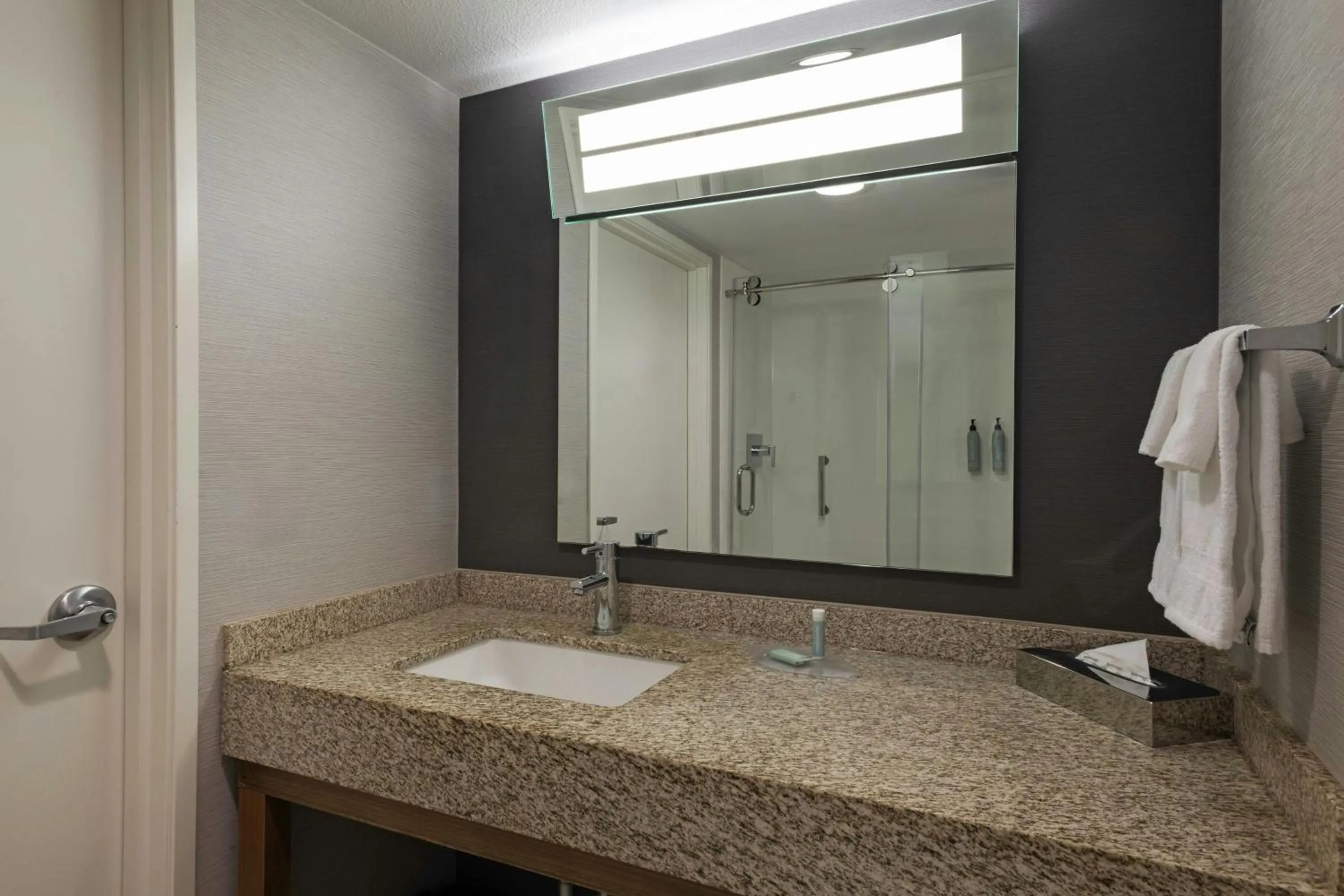 Bathroom in Courtyard by Marriott Sacramento Midtown