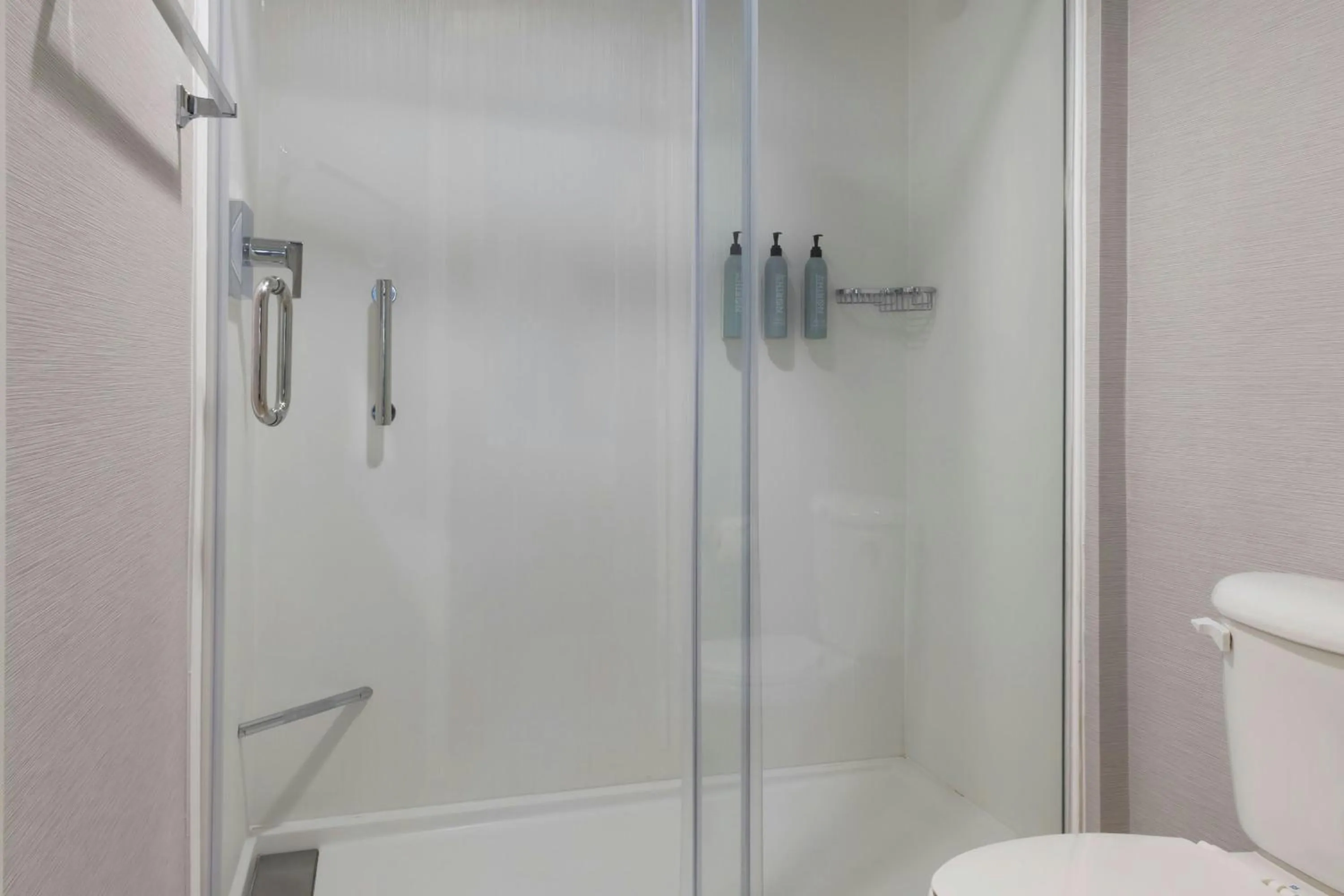 Bathroom in Courtyard by Marriott Sacramento Midtown