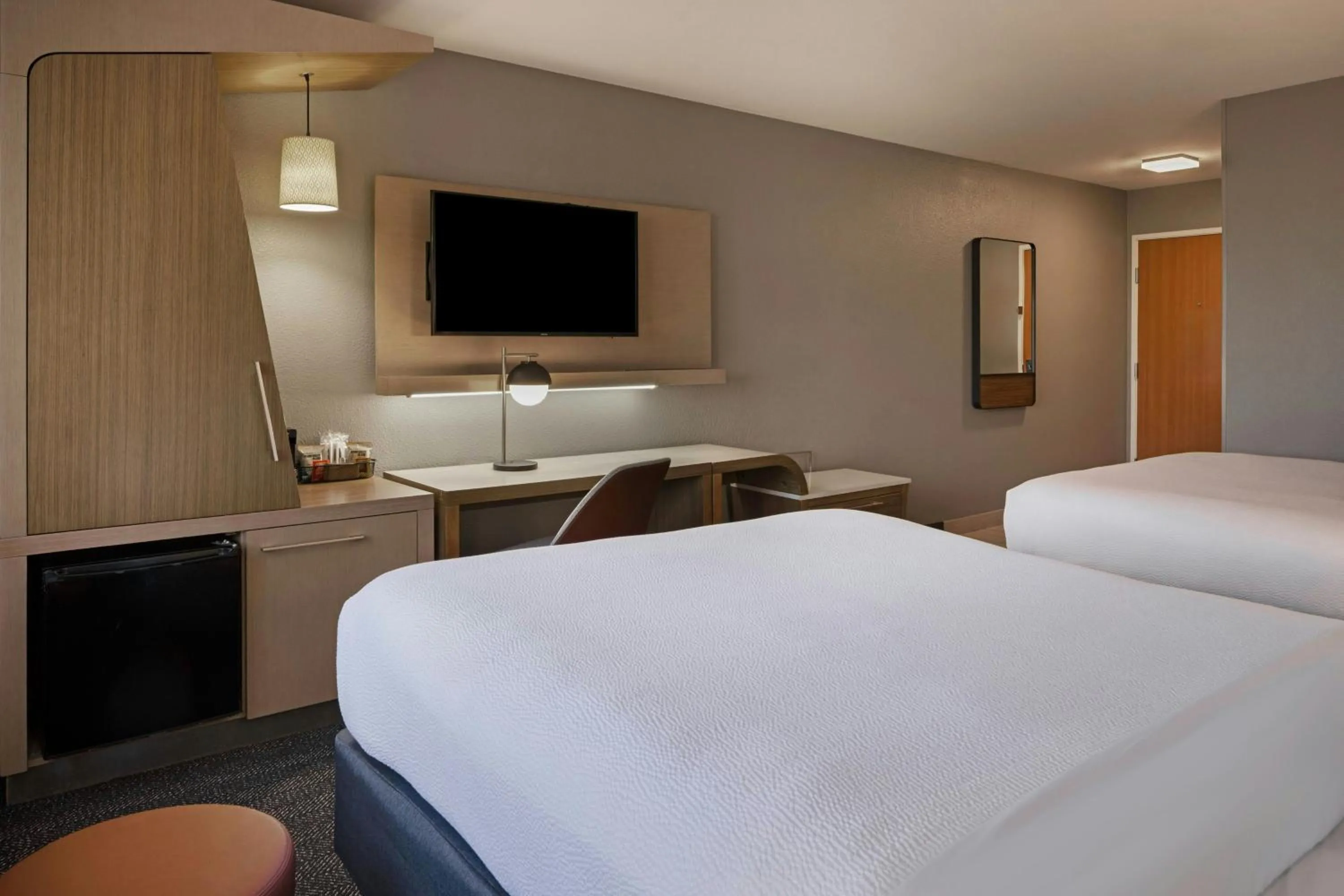 Photo of the whole room, Bed in Courtyard by Marriott Sacramento Midtown