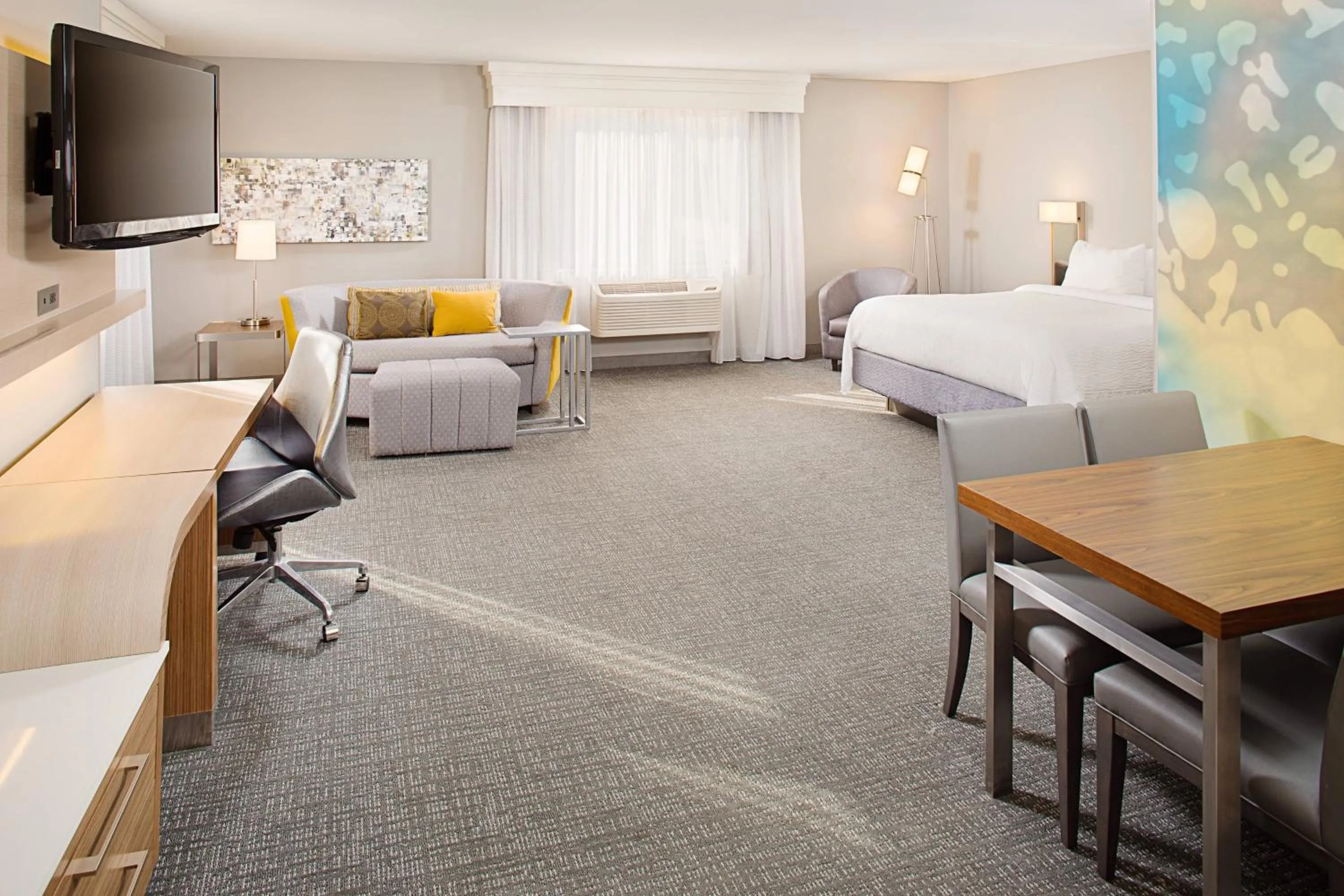 Photo of the whole room, Bed in Courtyard by Marriott Sacramento Midtown