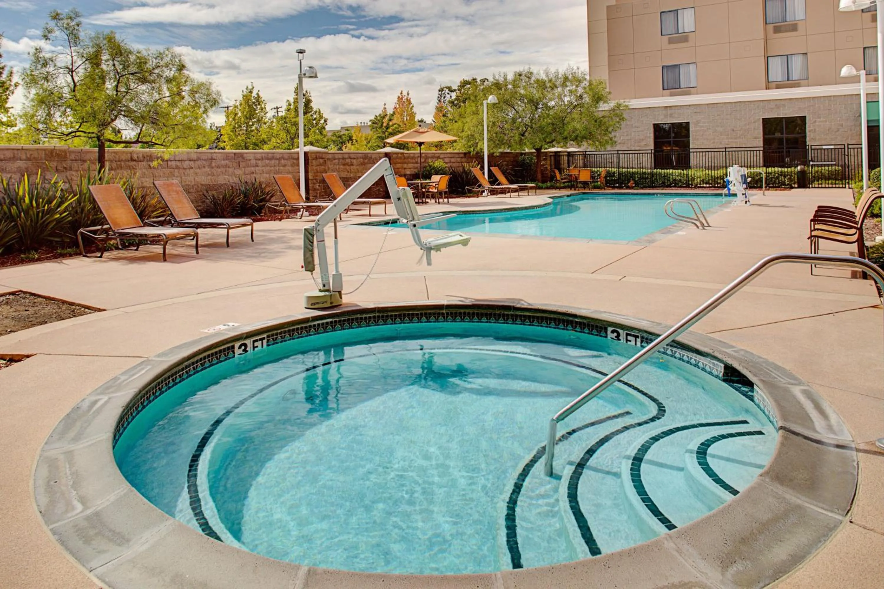 Swimming pool in Courtyard by Marriott Sacramento Midtown