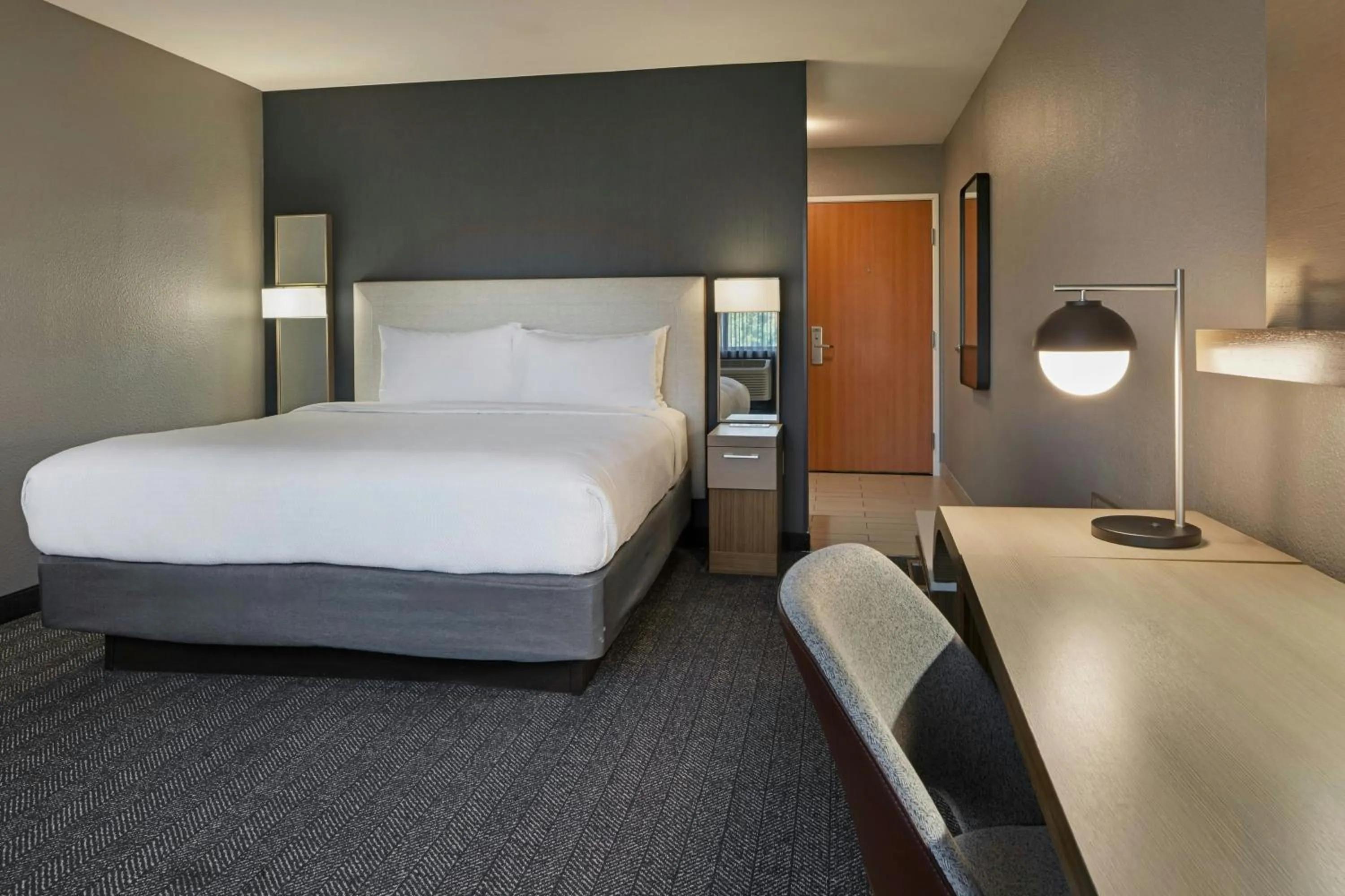 Photo of the whole room, Bed in Courtyard by Marriott Sacramento Midtown
