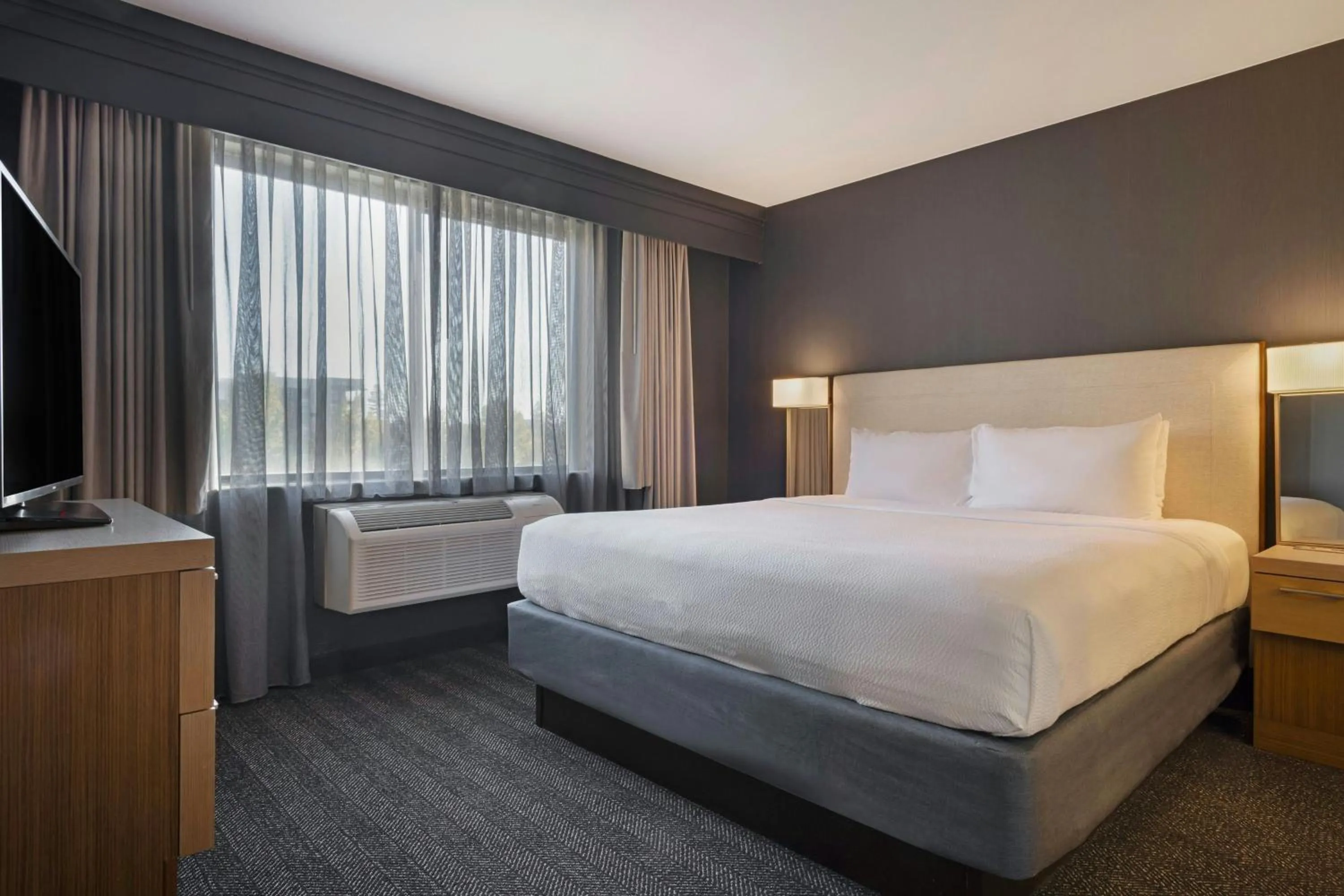 Bedroom, Bed in Courtyard by Marriott Sacramento Midtown