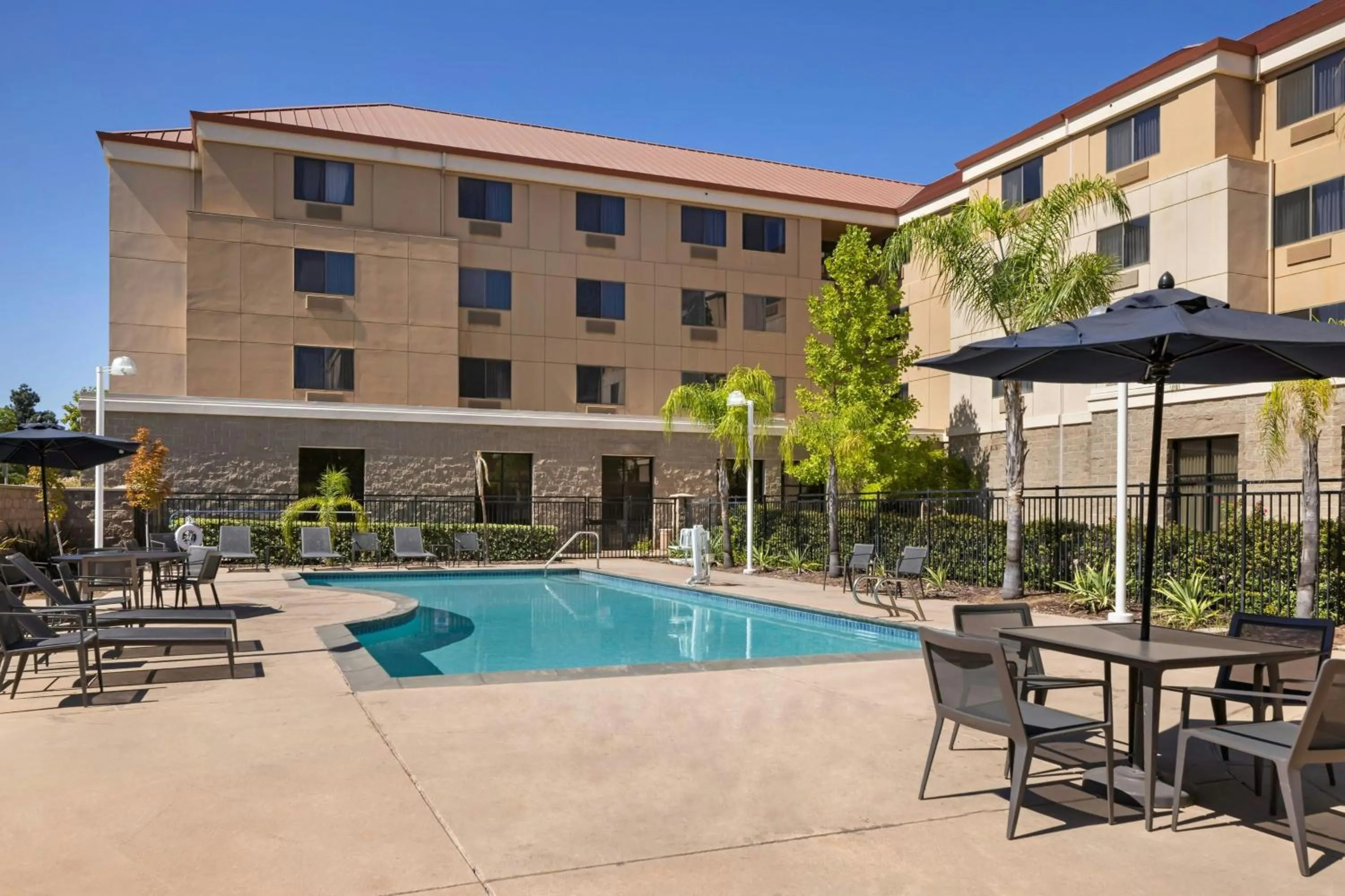 Swimming pool in Courtyard by Marriott Sacramento Midtown