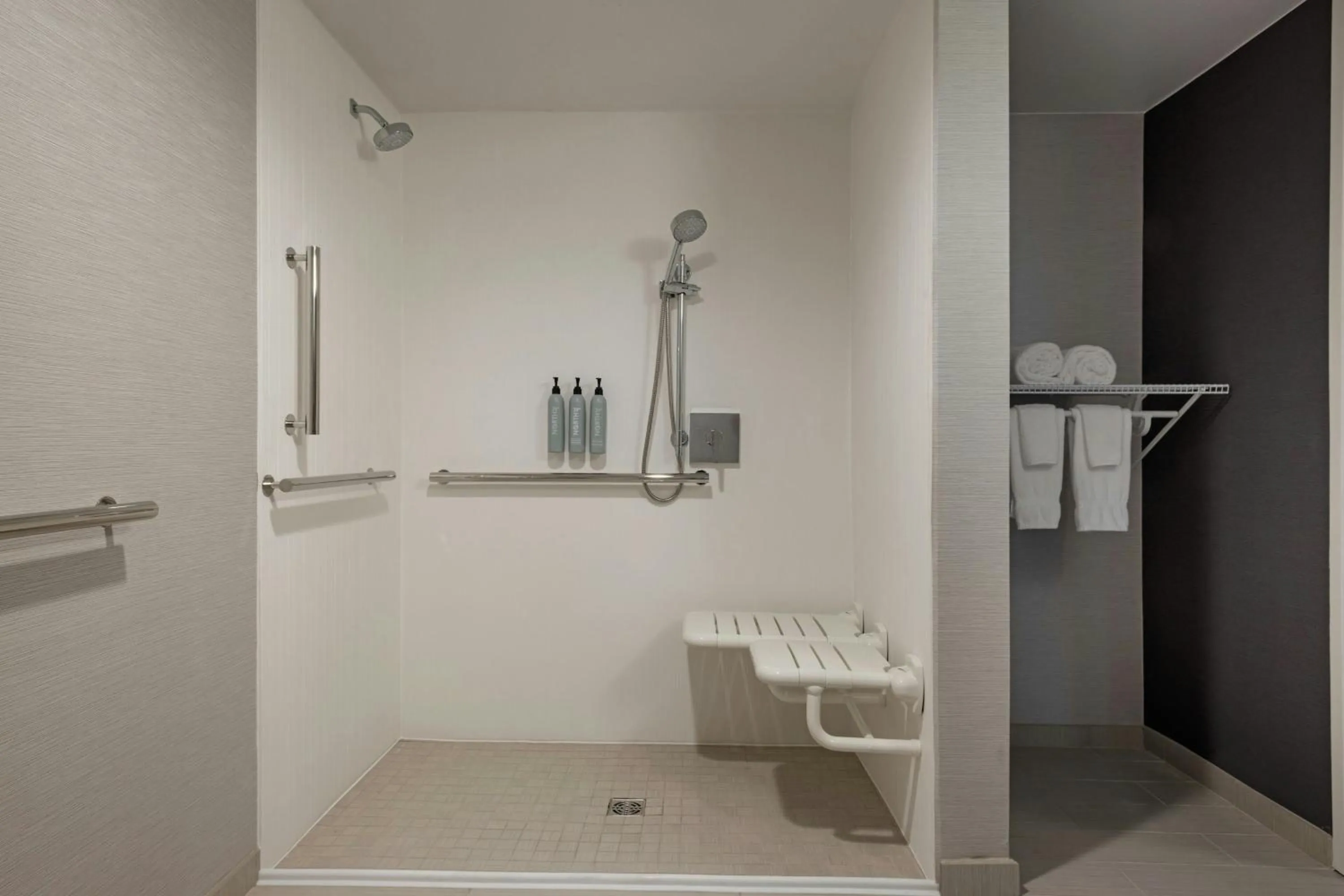 Bathroom in Courtyard by Marriott Sacramento Midtown