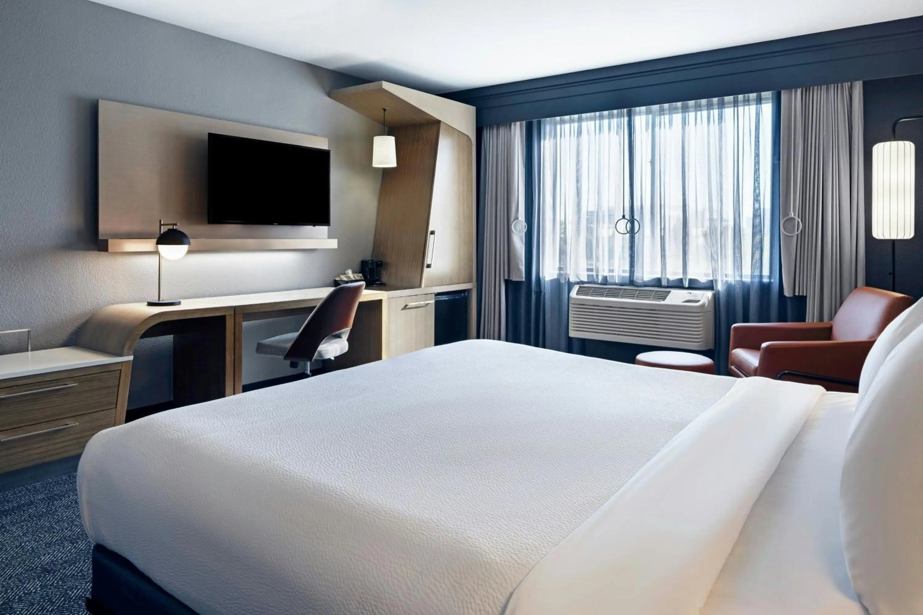 Photo of the whole room, Bed in Courtyard by Marriott Sacramento Midtown