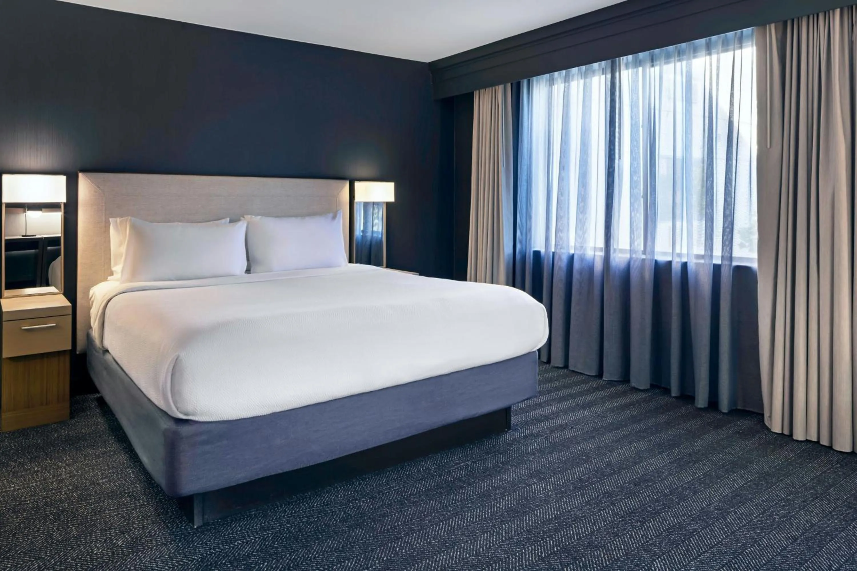 Photo of the whole room, Bed in Courtyard by Marriott Sacramento Midtown