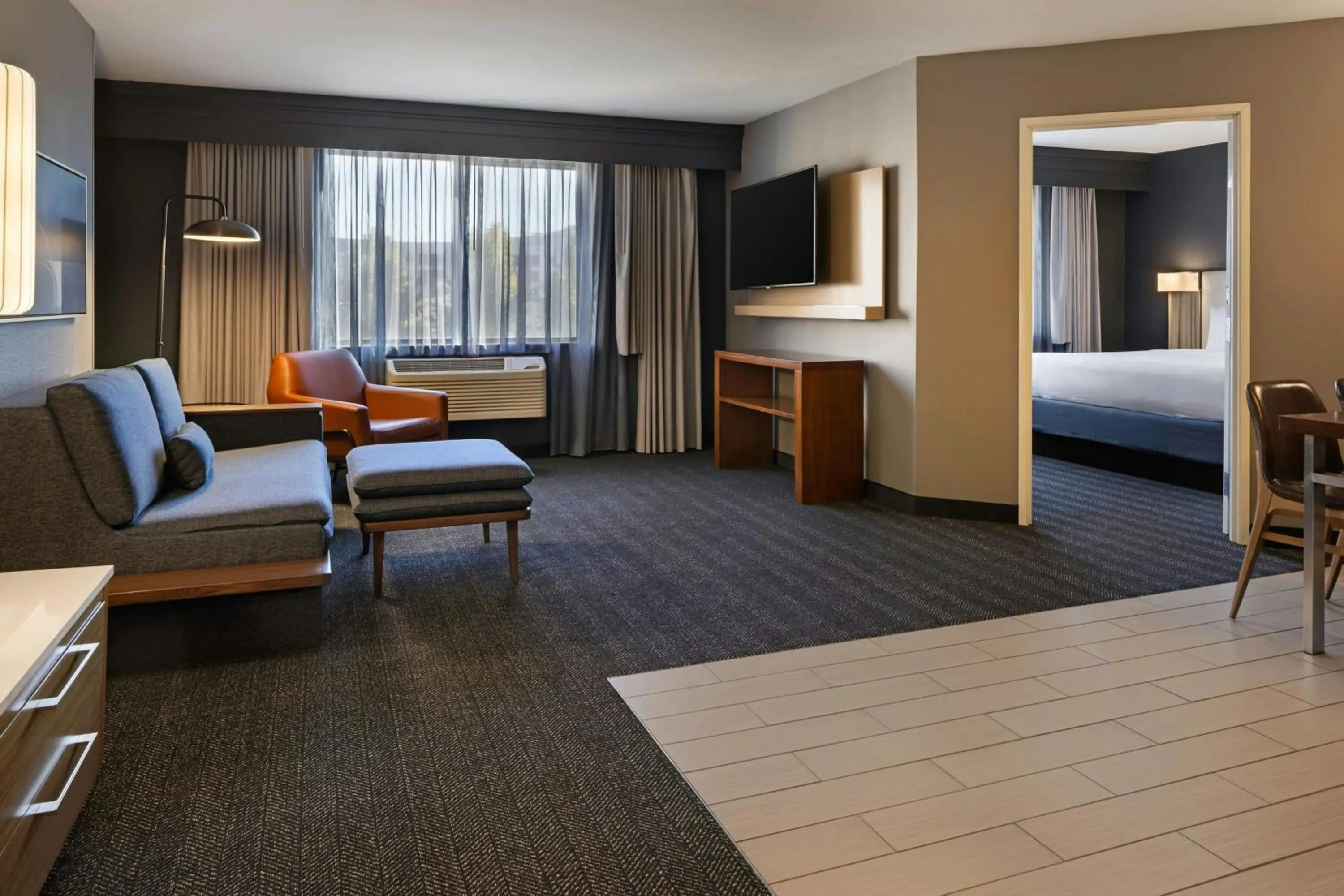 Bedroom, Bed in Courtyard by Marriott Sacramento Midtown
