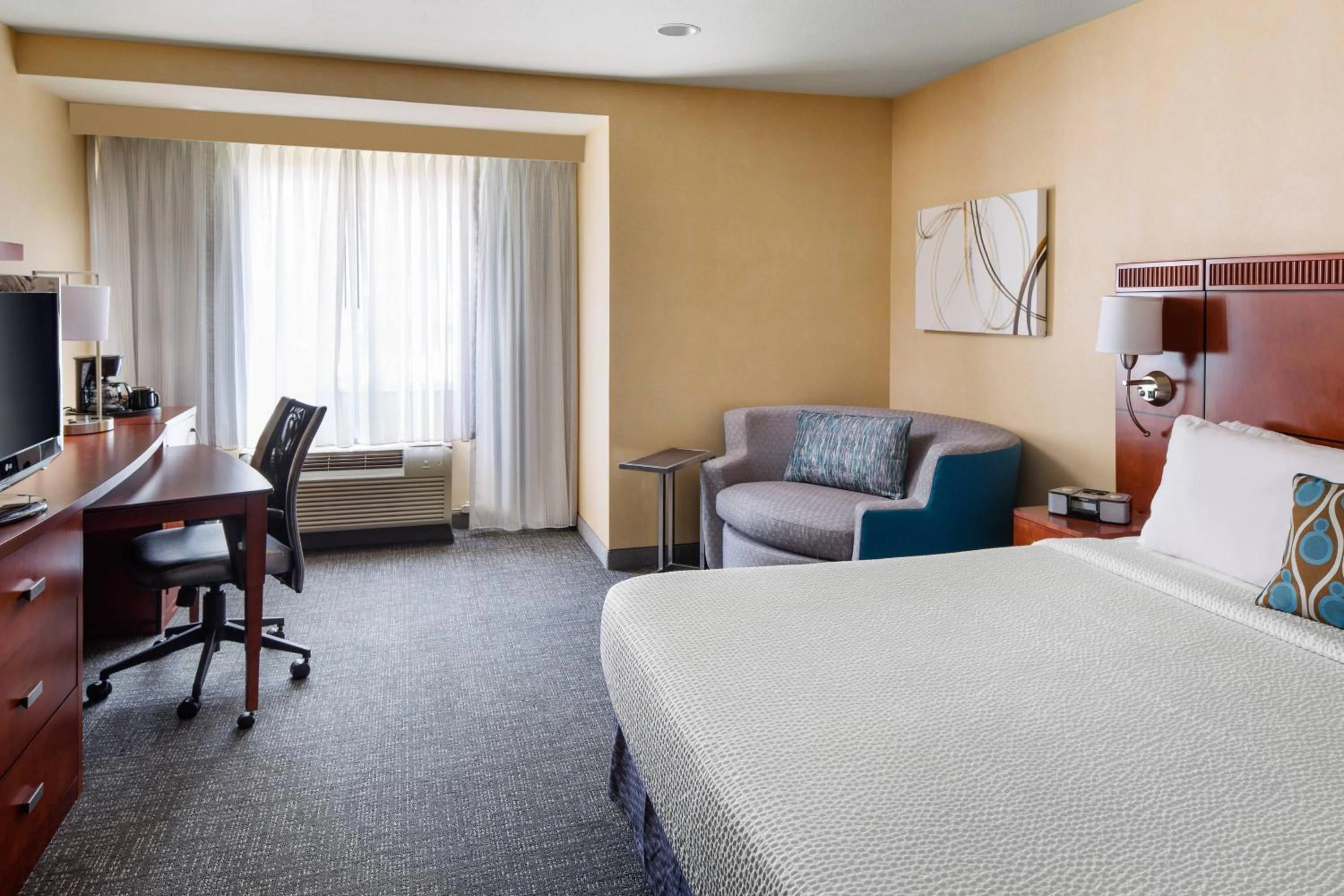 Photo of the whole room, Bed in Courtyard by Marriott Sacramento Cal Expo