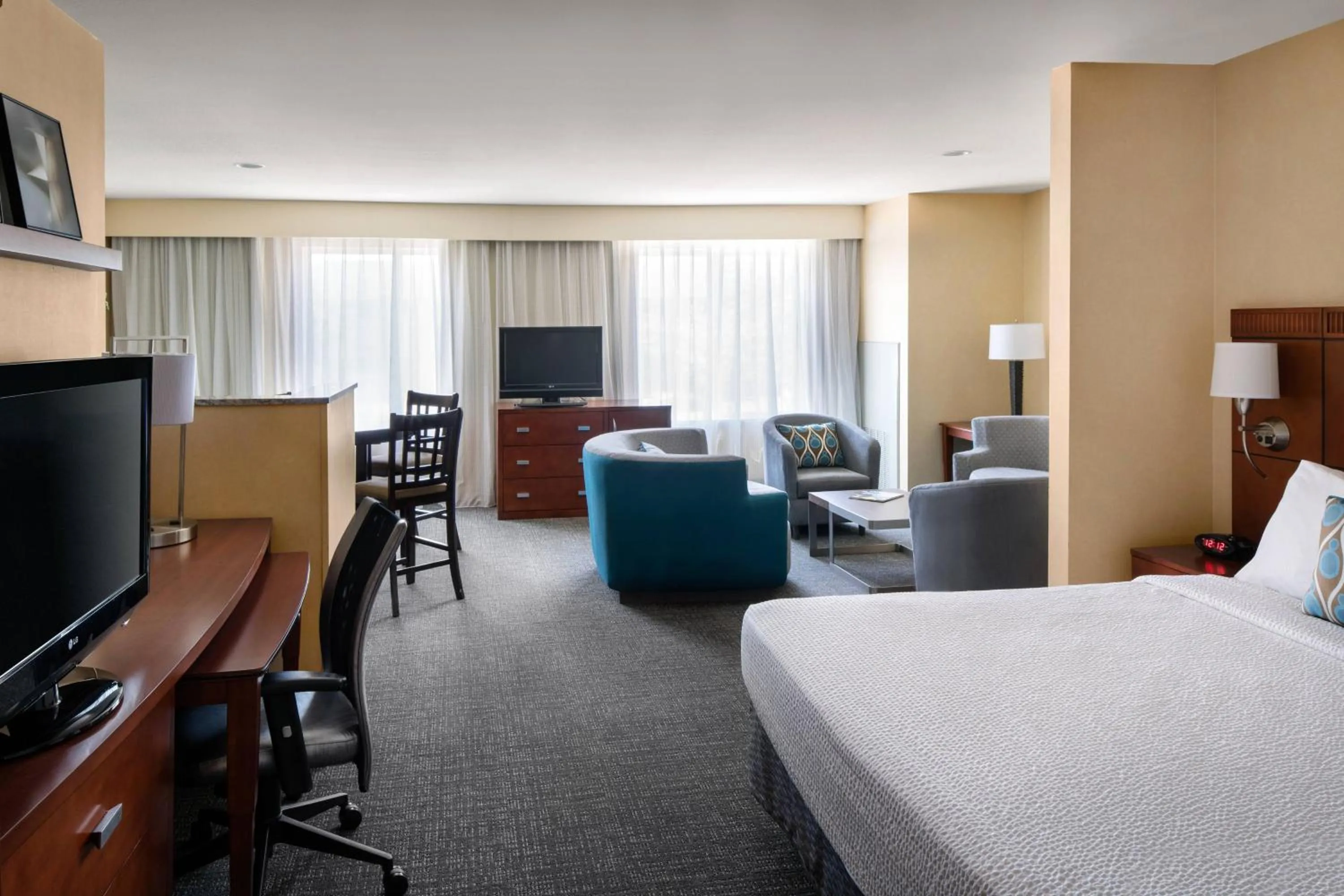 Photo of the whole room, Bed in Courtyard by Marriott Sacramento Cal Expo