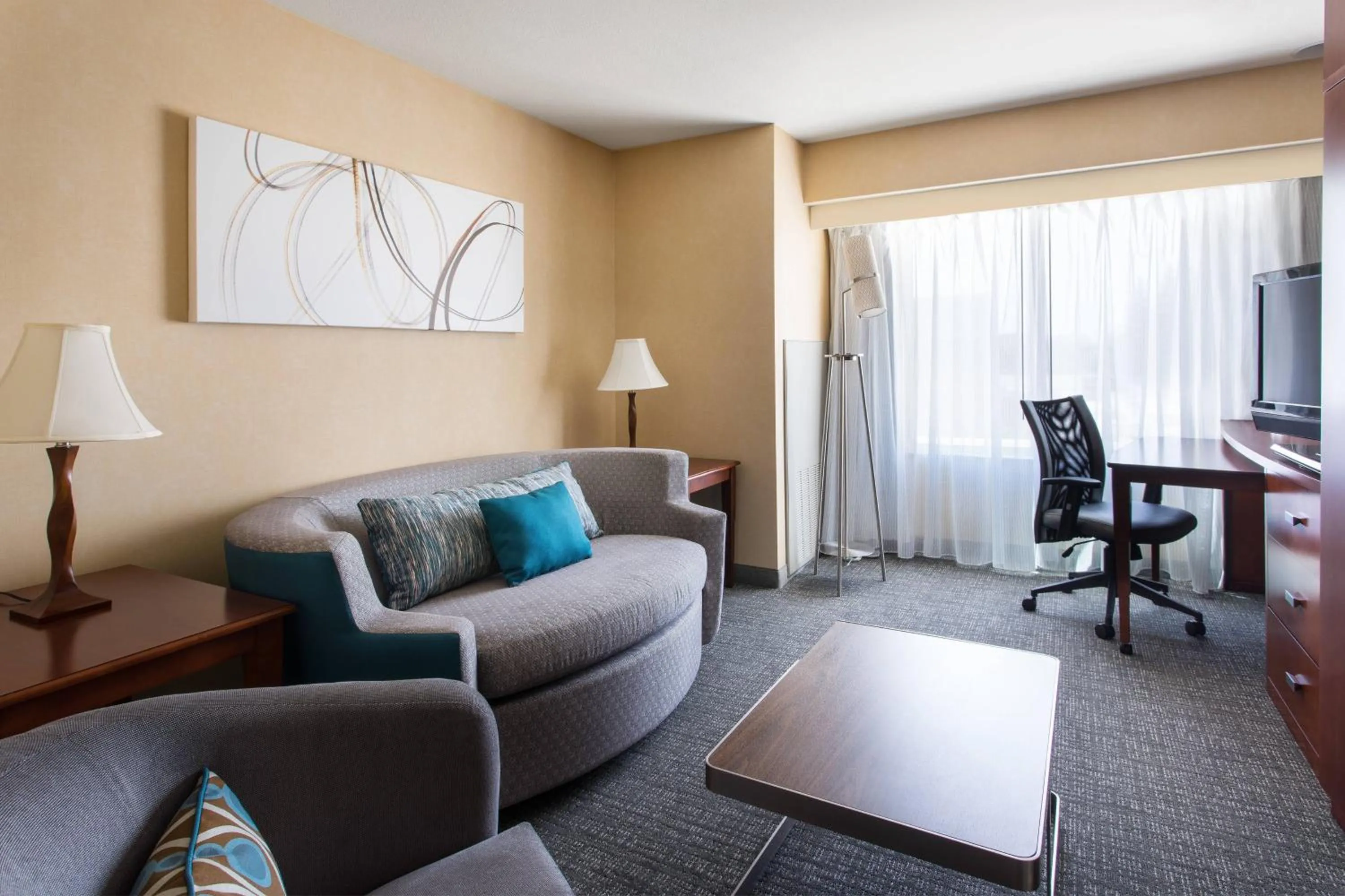 Living room in Courtyard by Marriott Sacramento Cal Expo