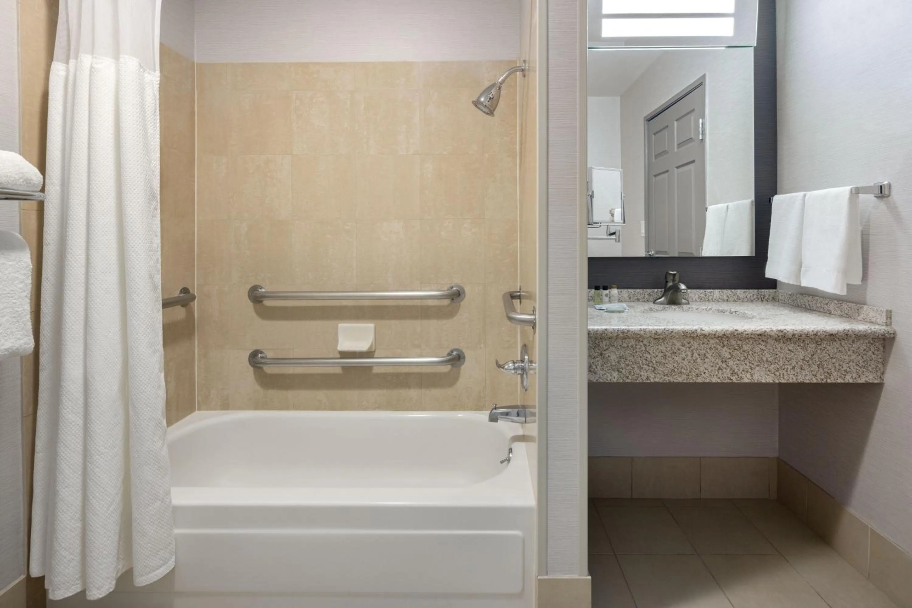 Photo of the whole room in Courtyard Santa Fe