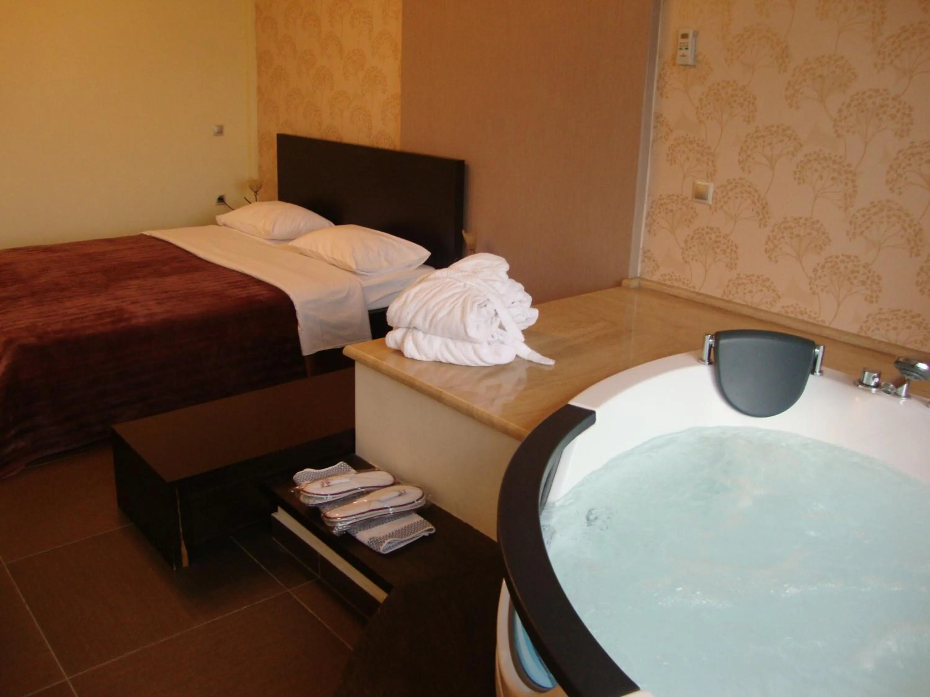 Hot Tub, Bed in Nymfes Hotel