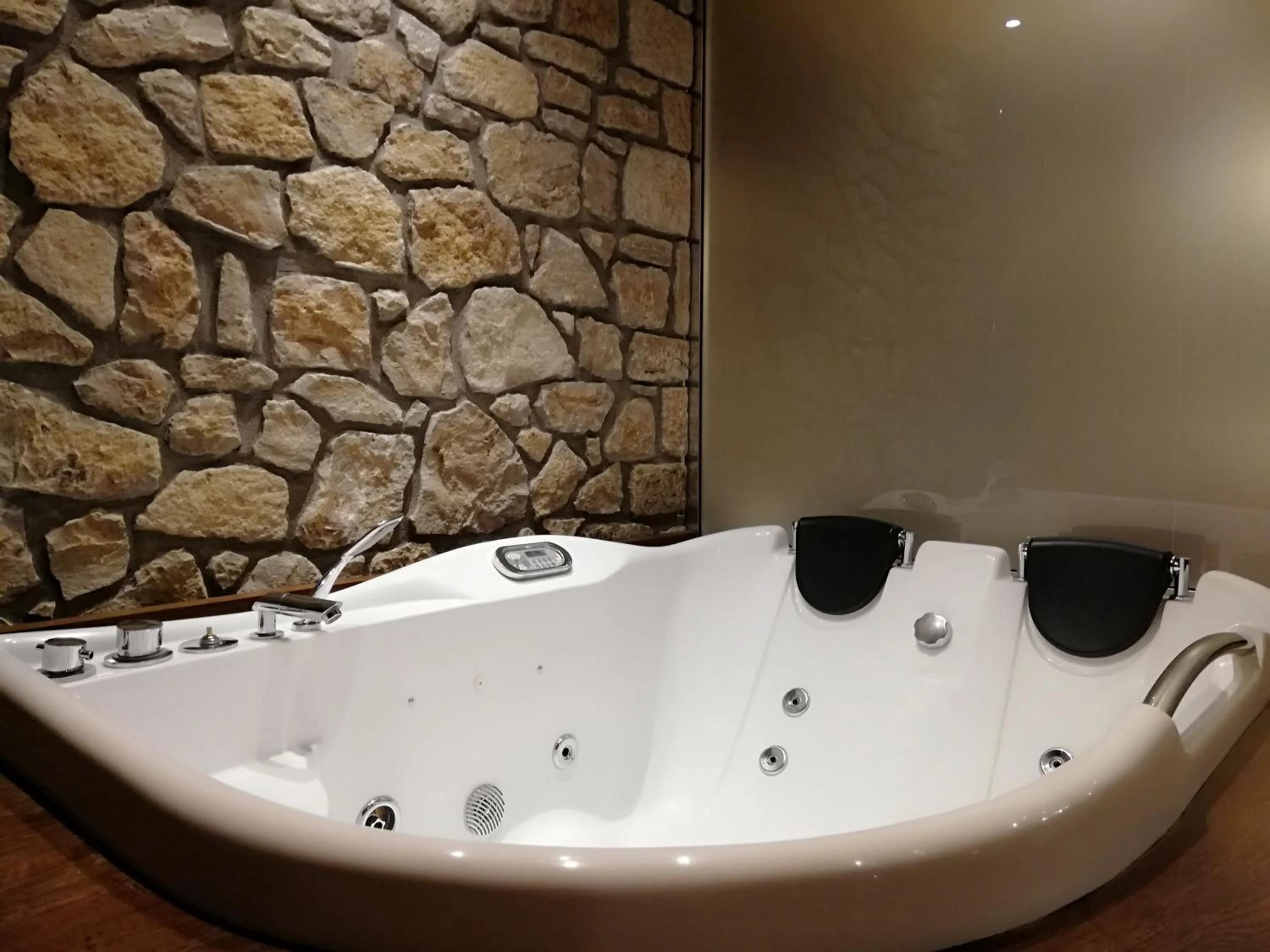 Hot Tub in Nymfes Hotel