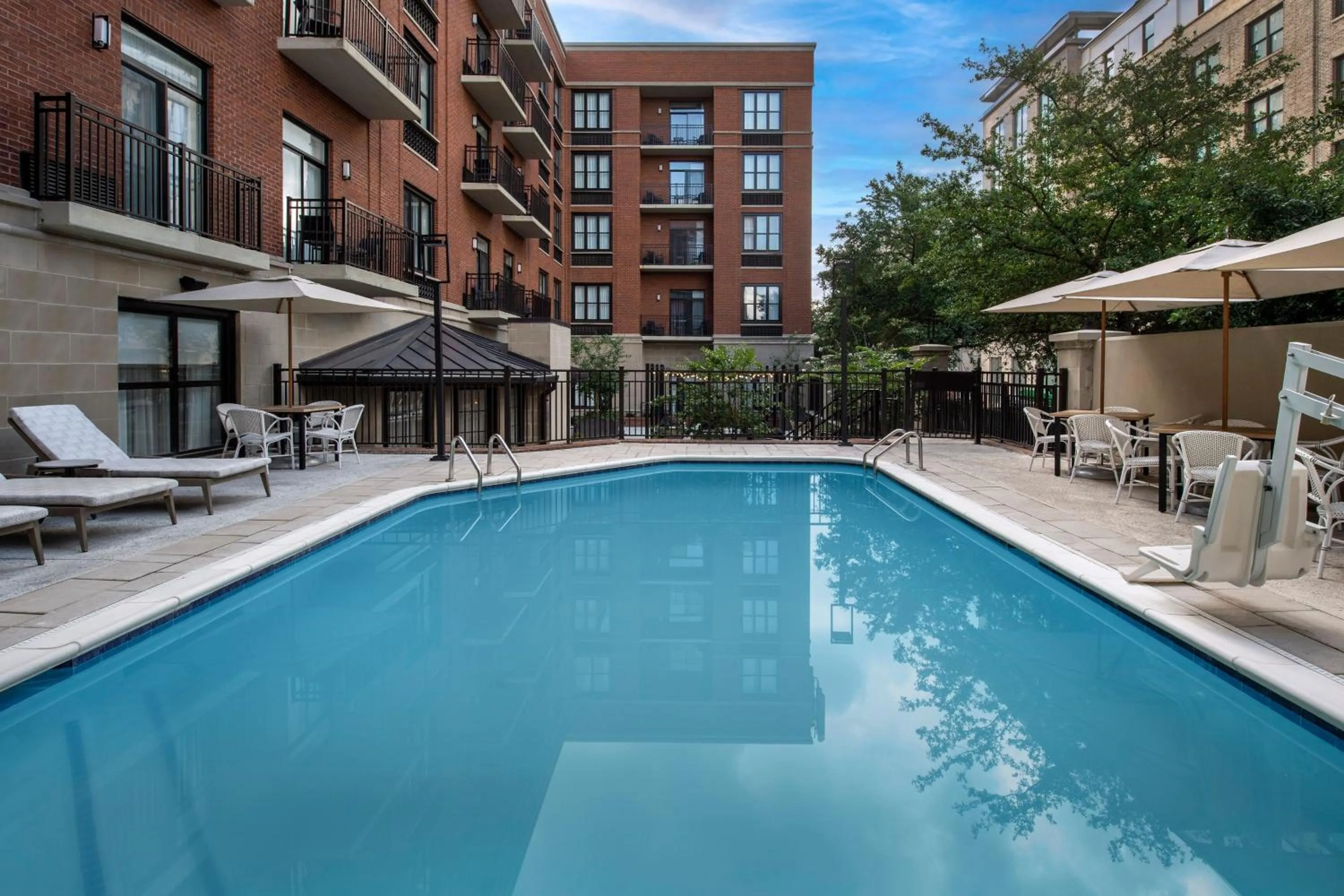 Swimming pool in Courtyard by Marriott Savannah Downtown - Historic District