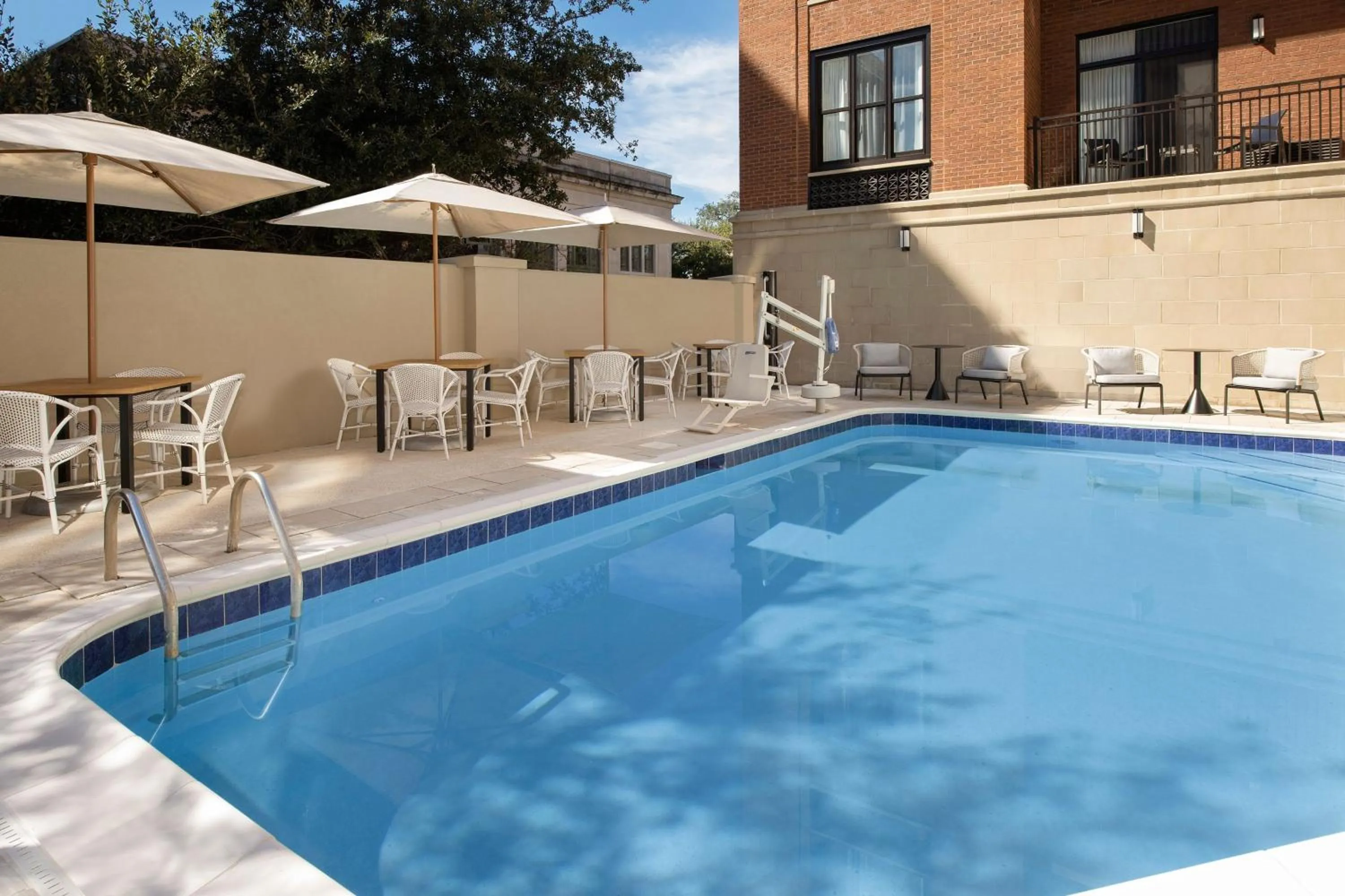 Swimming pool in Courtyard by Marriott Savannah Downtown - Historic District