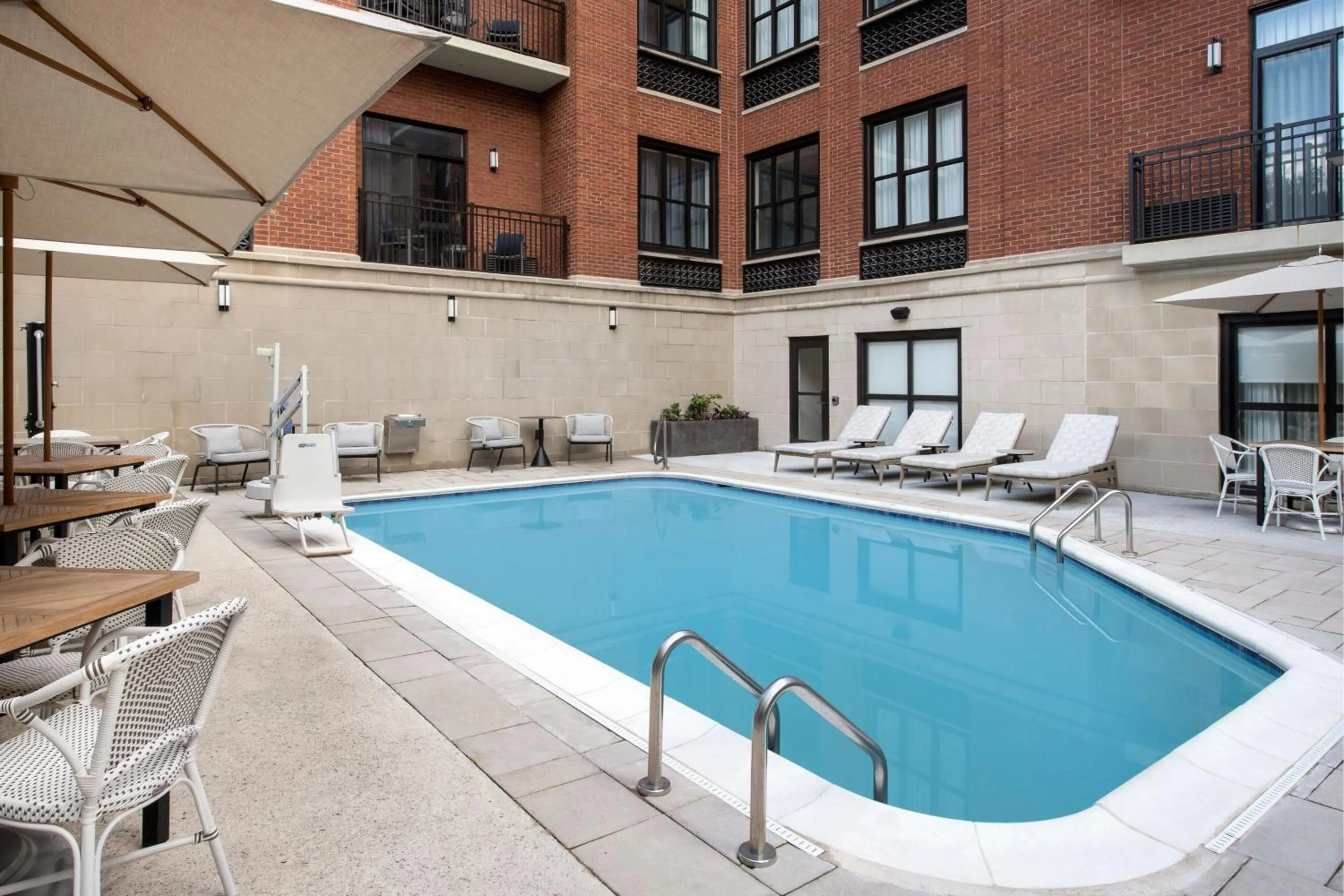 Swimming pool in Courtyard by Marriott Savannah Downtown - Historic District