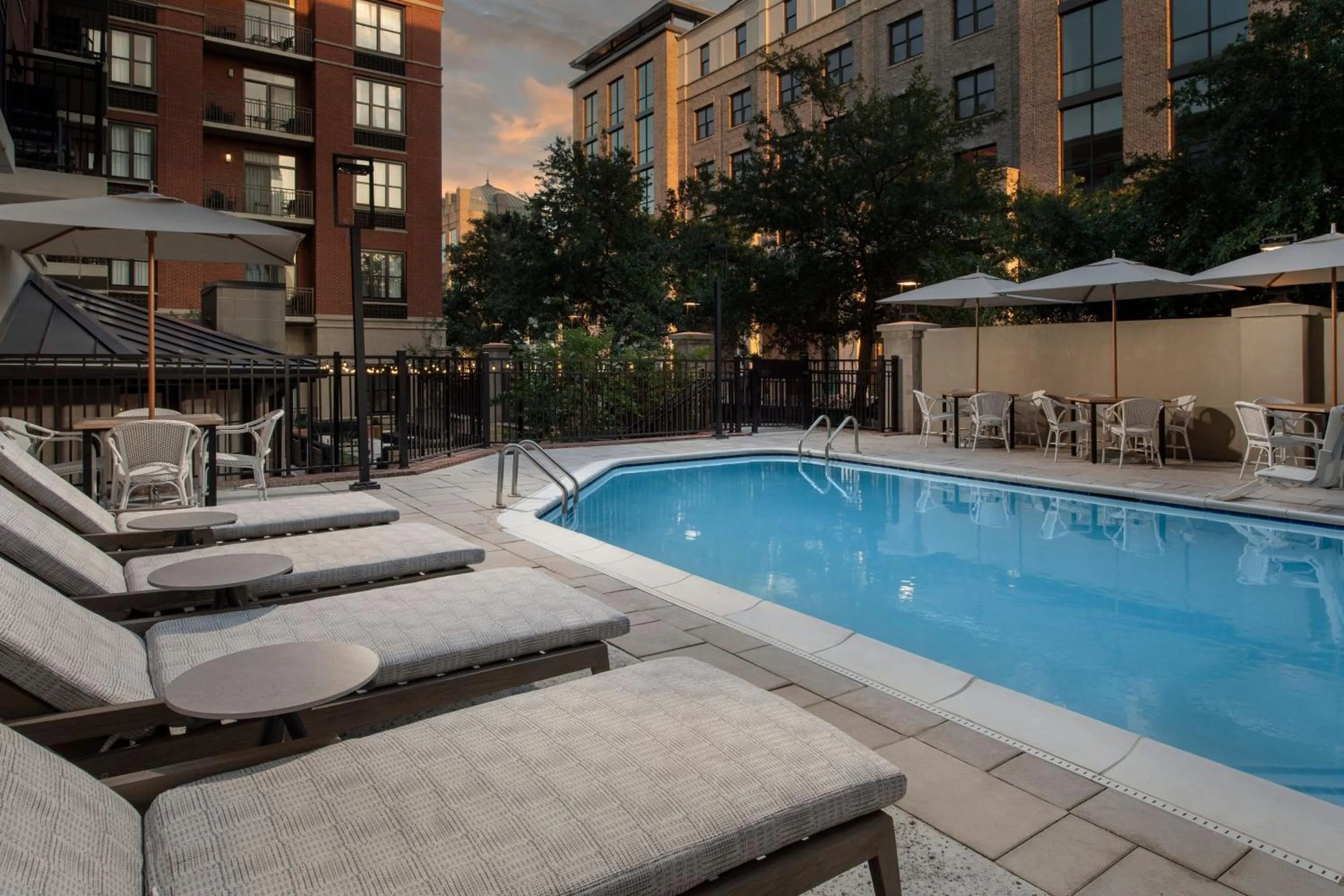 Swimming pool in Courtyard by Marriott Savannah Downtown - Historic District