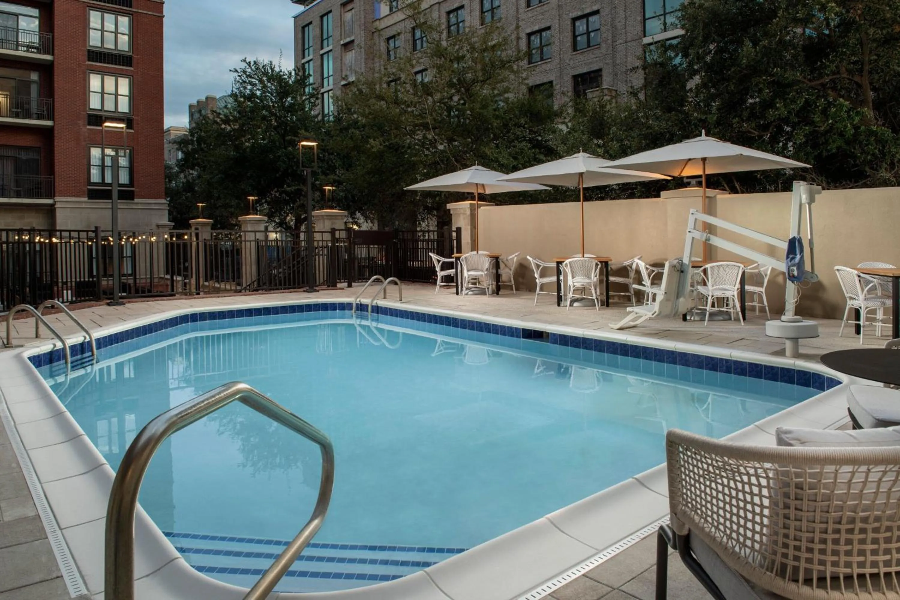 Swimming pool in Courtyard by Marriott Savannah Downtown - Historic District
