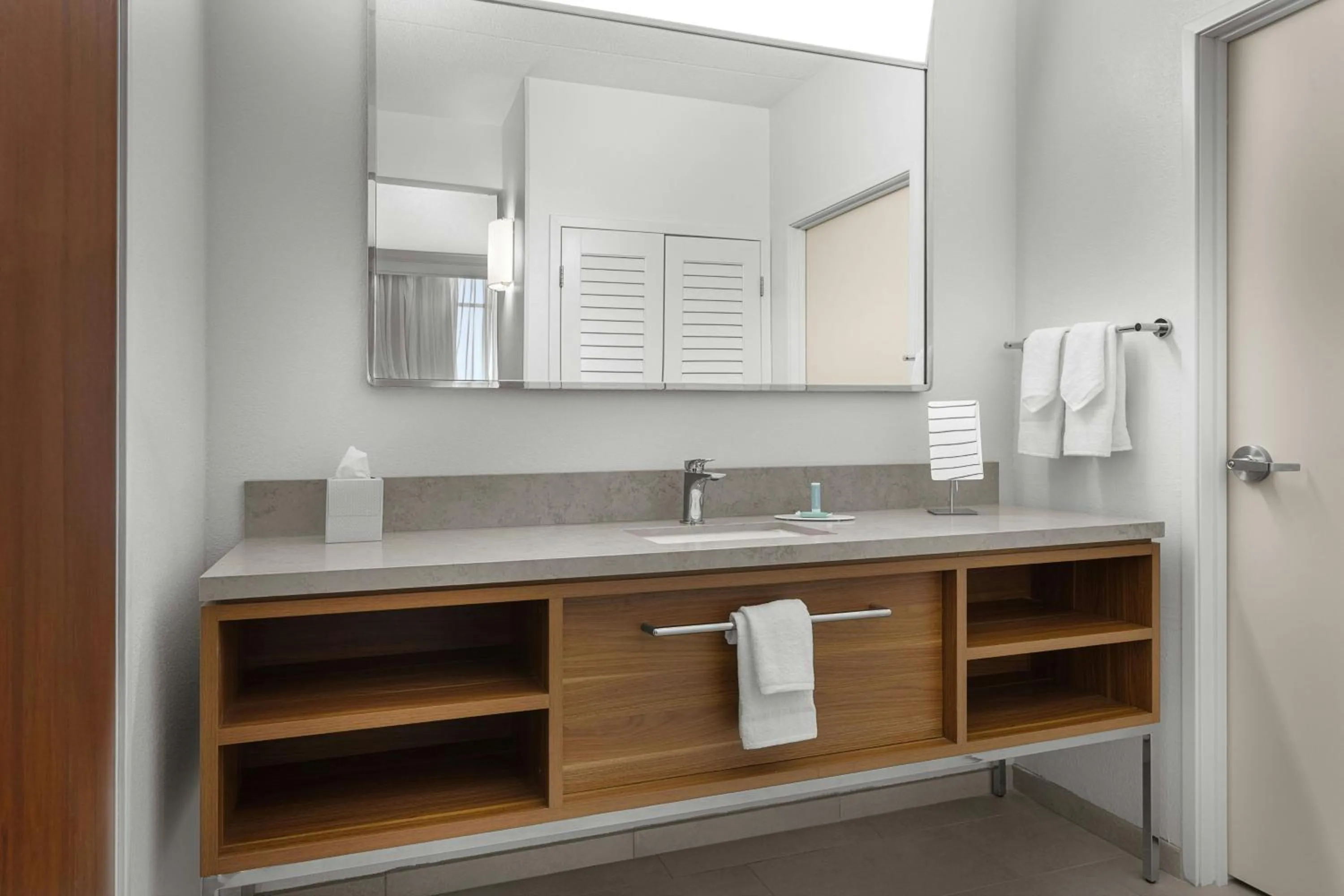 Photo of the whole room in Courtyard Louisville Airport