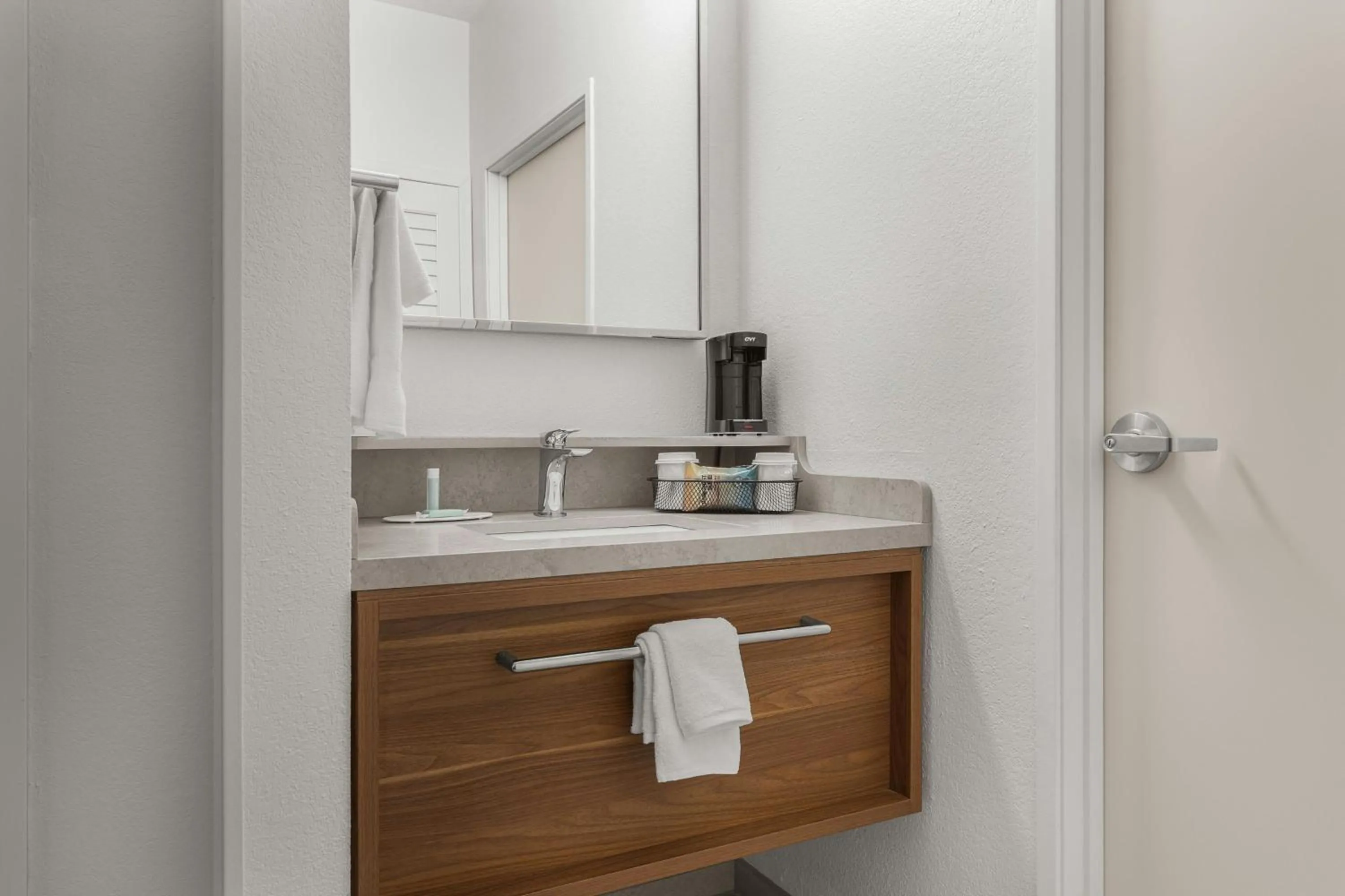 Photo of the whole room in Courtyard Louisville Airport