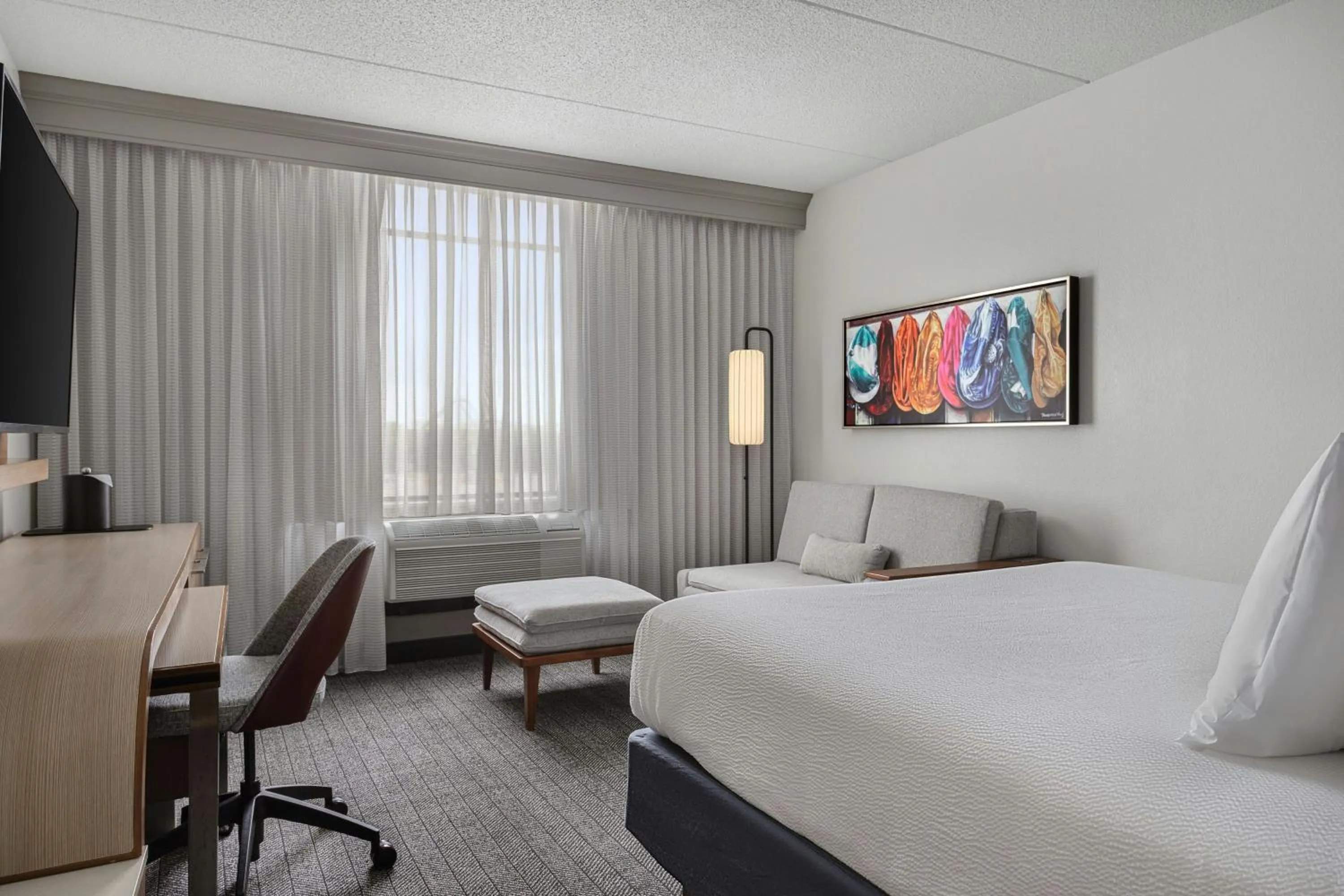 Photo of the whole room, Bed in Courtyard Louisville Airport