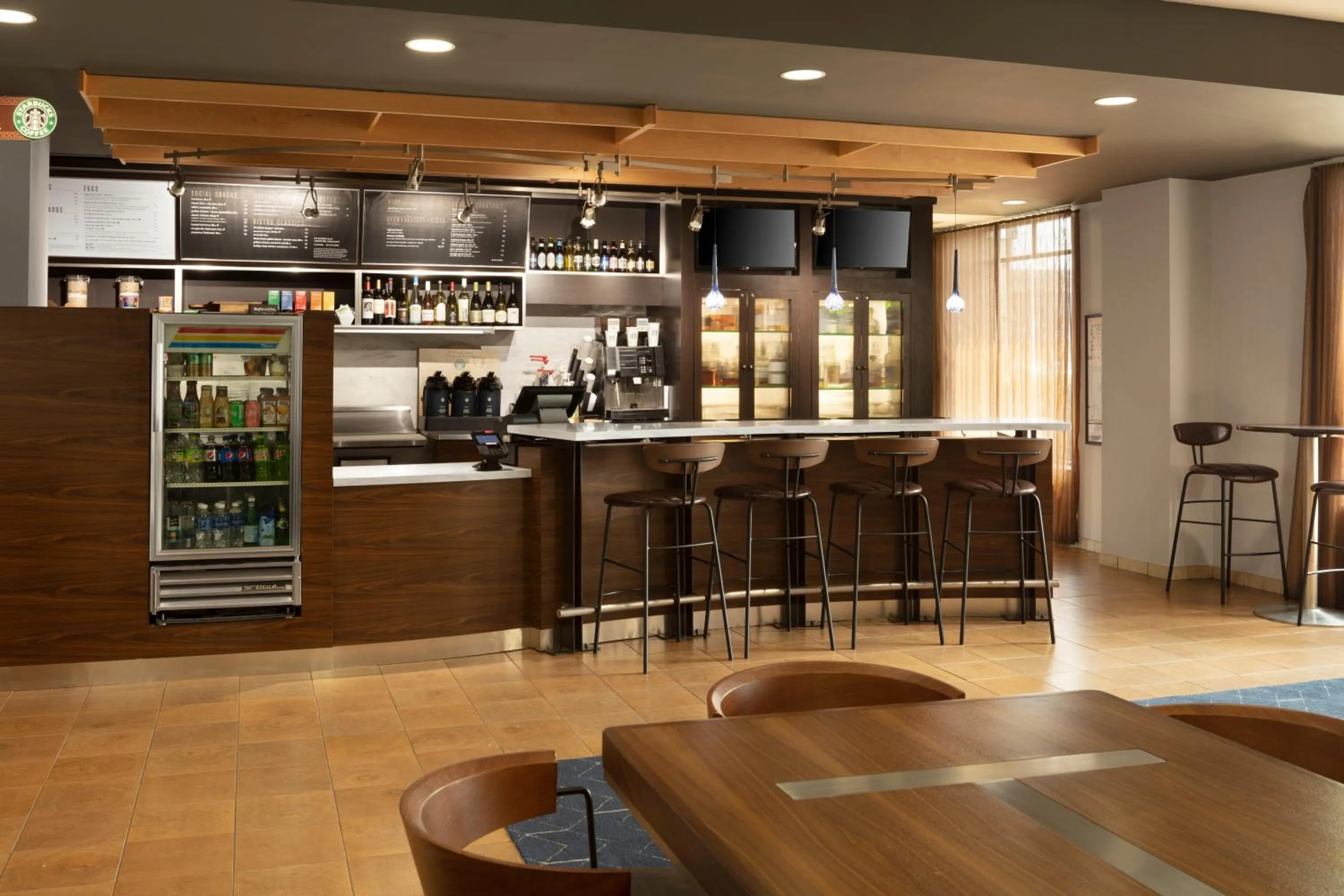 Restaurant/places to eat in Courtyard Louisville Airport