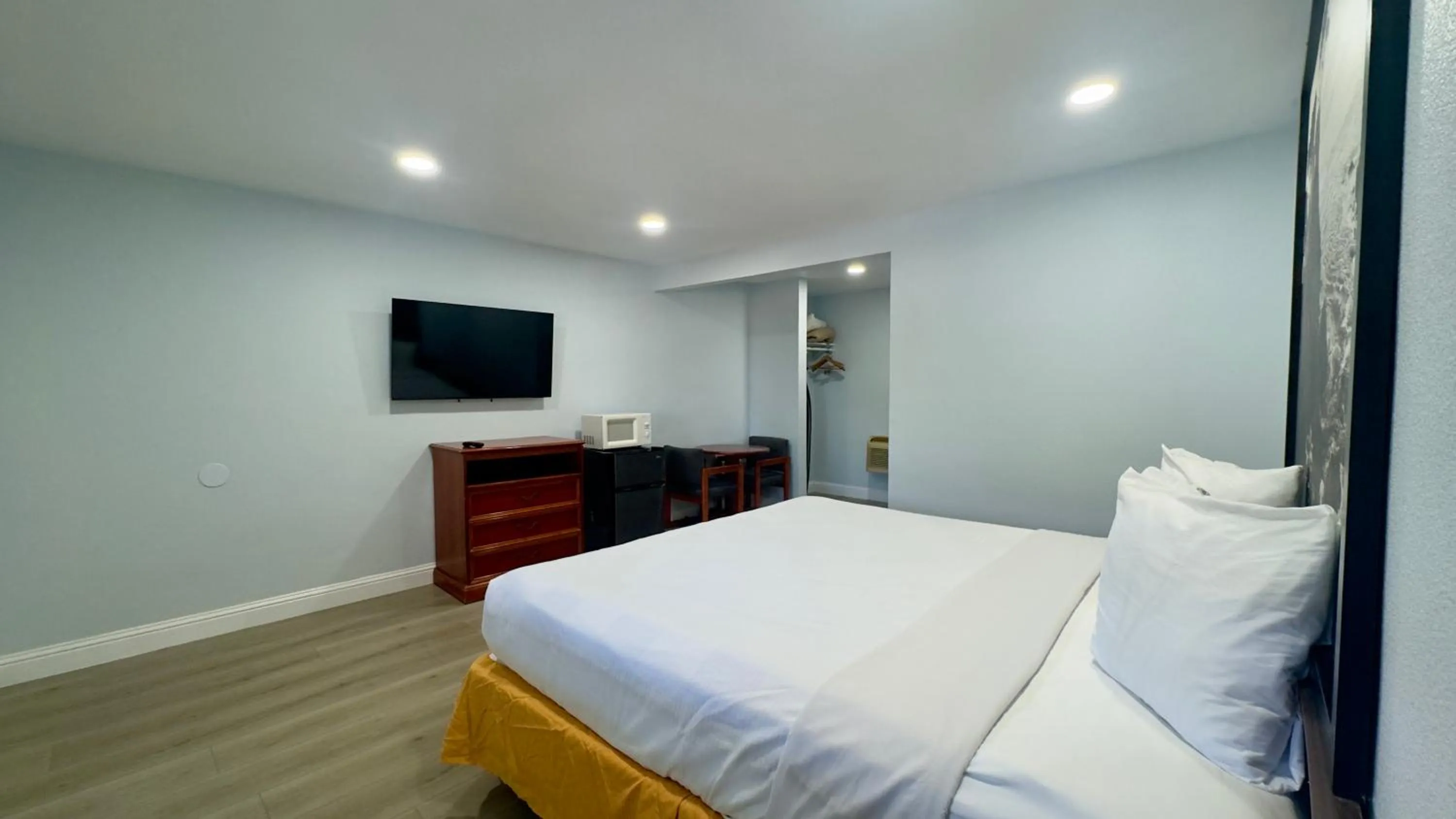 Photo of the whole room, Bed in Pelican Inn