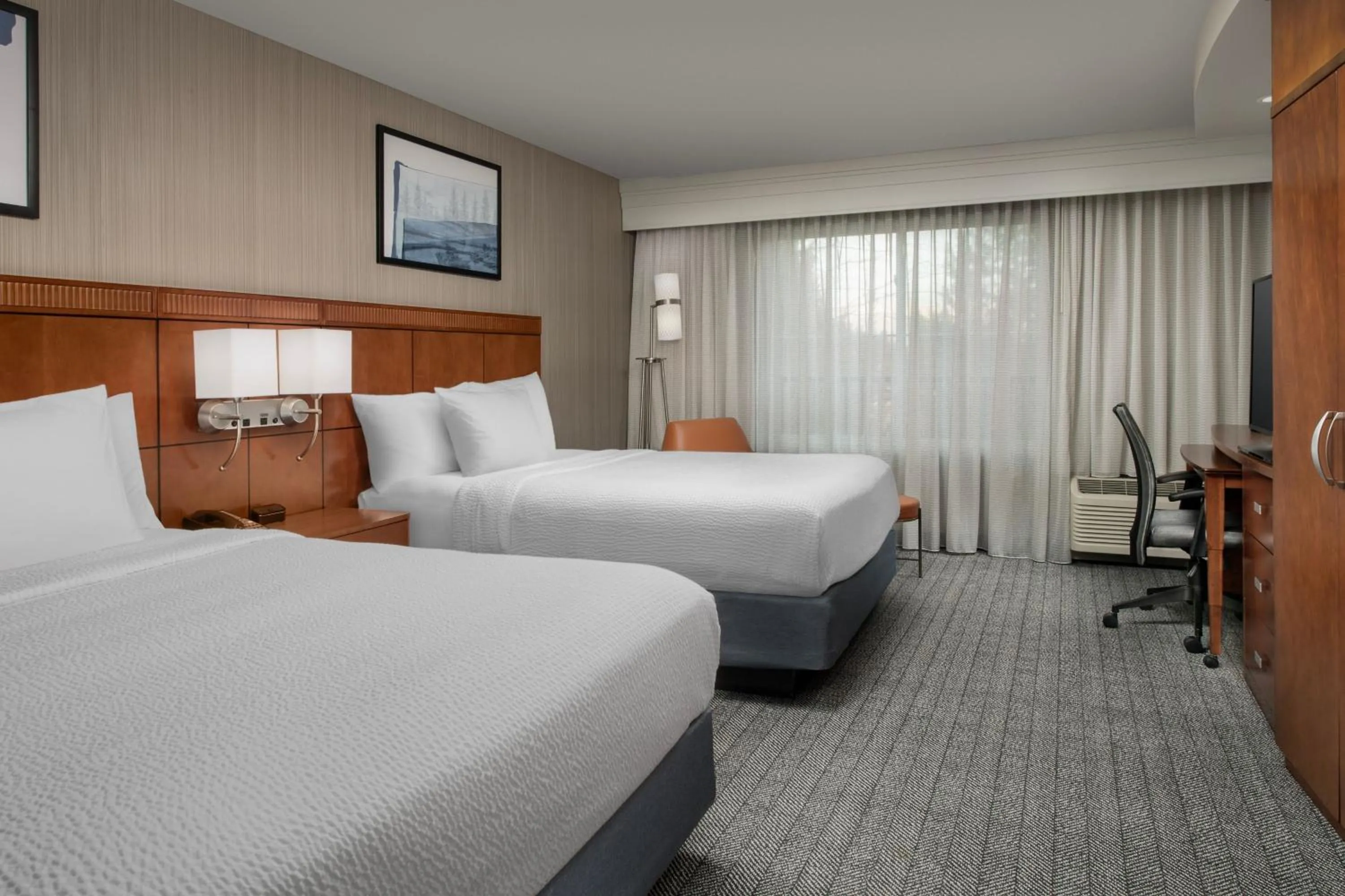 Photo of the whole room, Bed in Courtyard by Marriott Seattle Kirkland