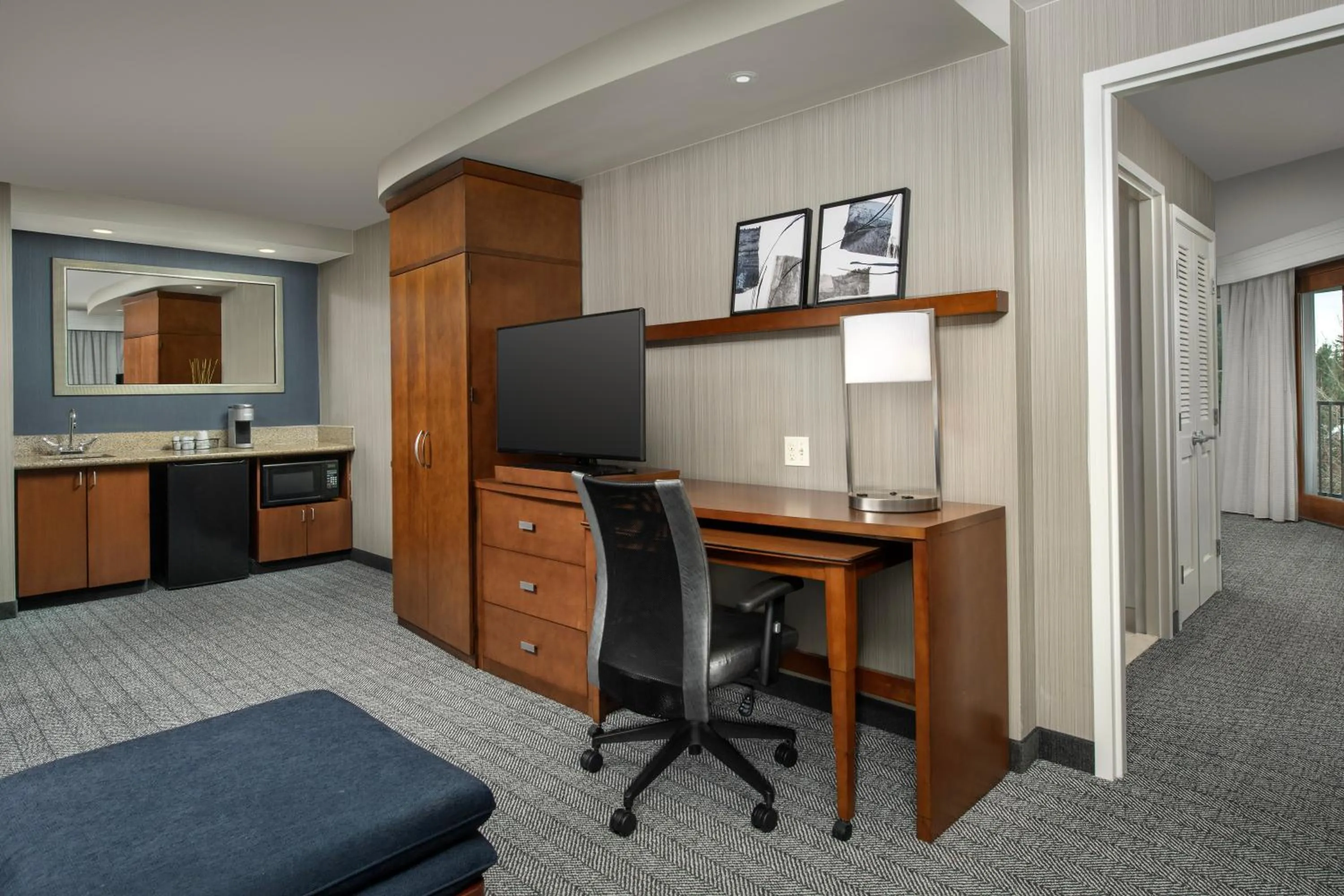 TV and multimedia in Courtyard by Marriott Seattle Kirkland