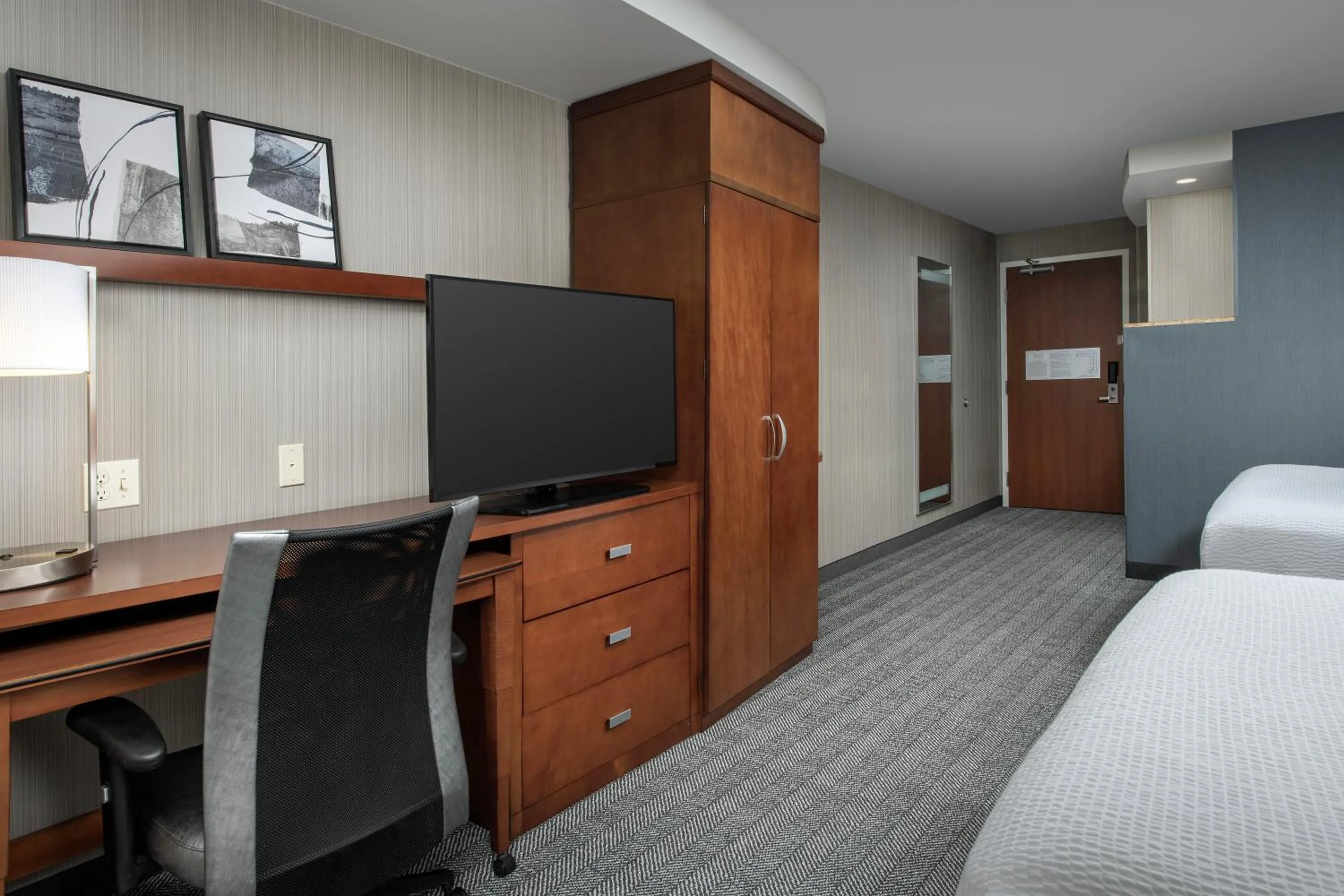 Bedroom, Bed in Courtyard by Marriott Seattle Kirkland
