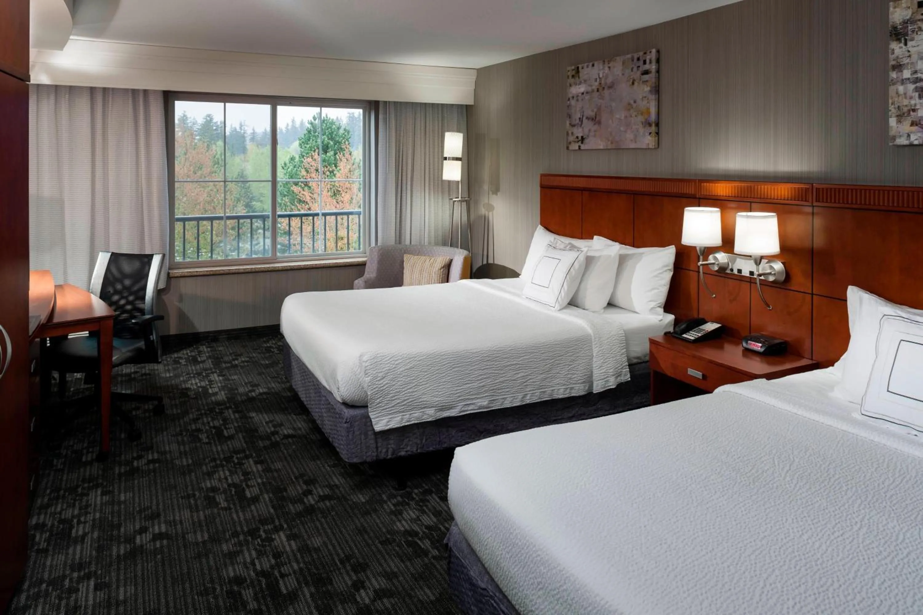 Photo of the whole room, Bed in Courtyard by Marriott Seattle Kirkland