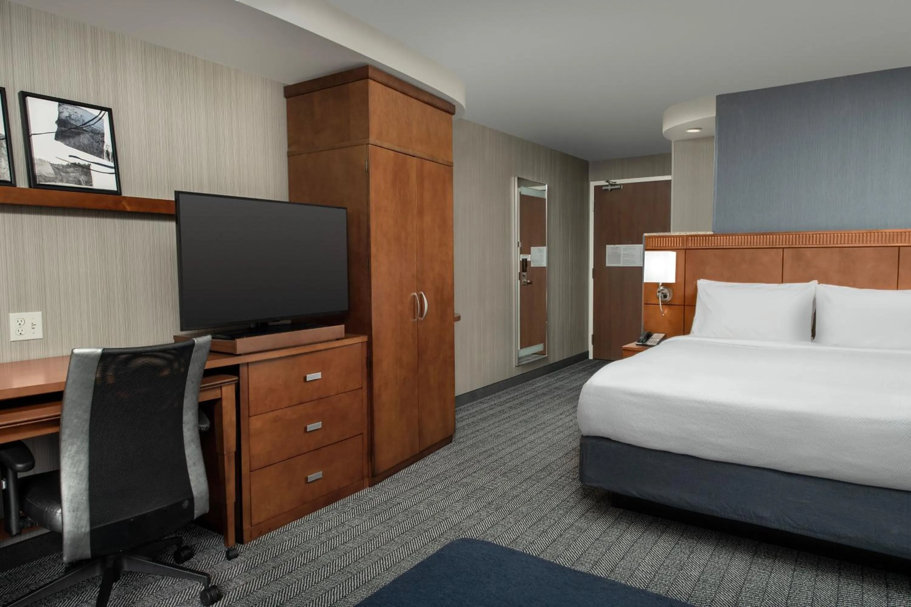 Photo of the whole room, Bed in Courtyard by Marriott Seattle Kirkland