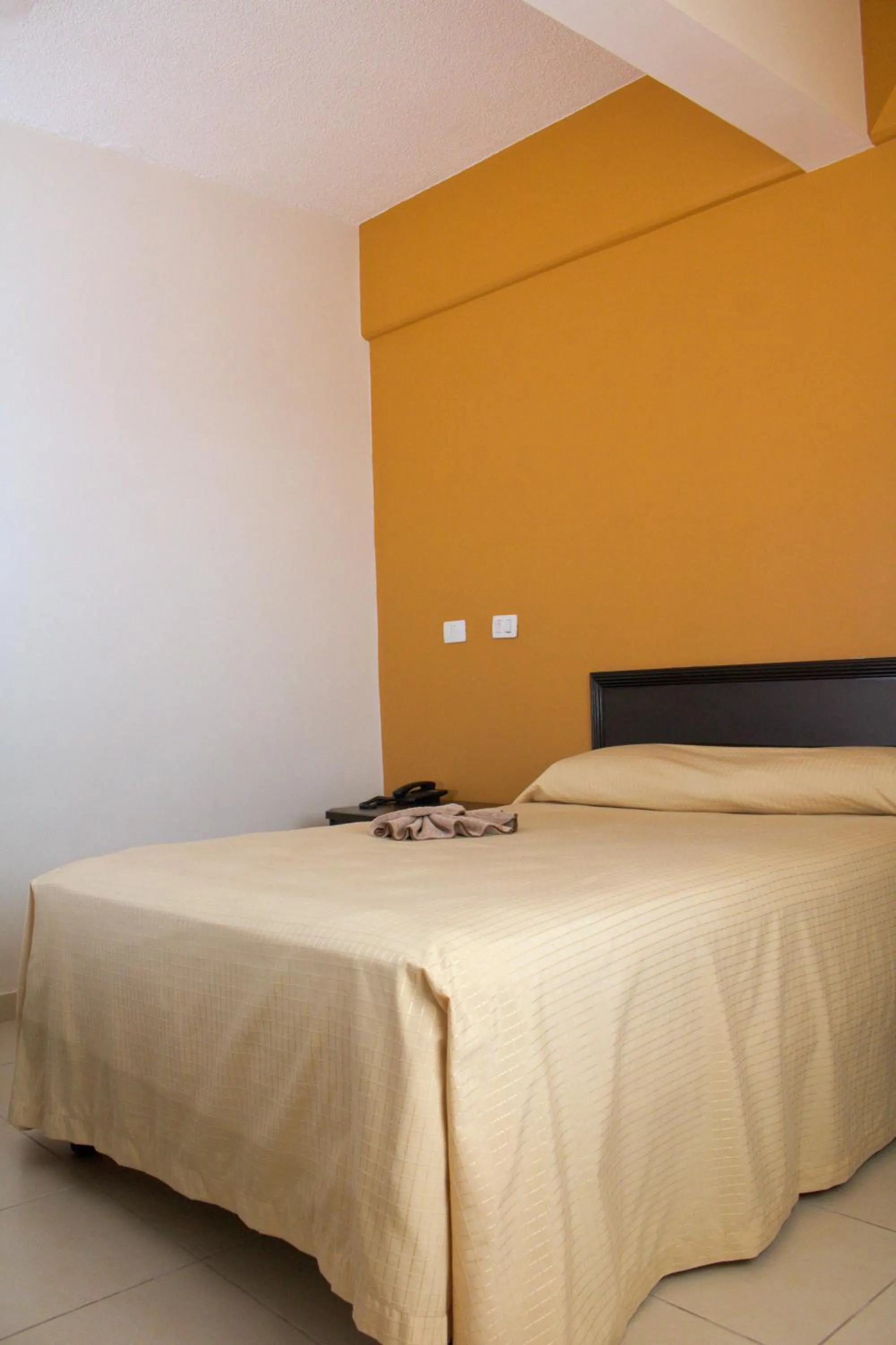 Photo of the whole room, Bed in Hotel Miraflores Villahermosa