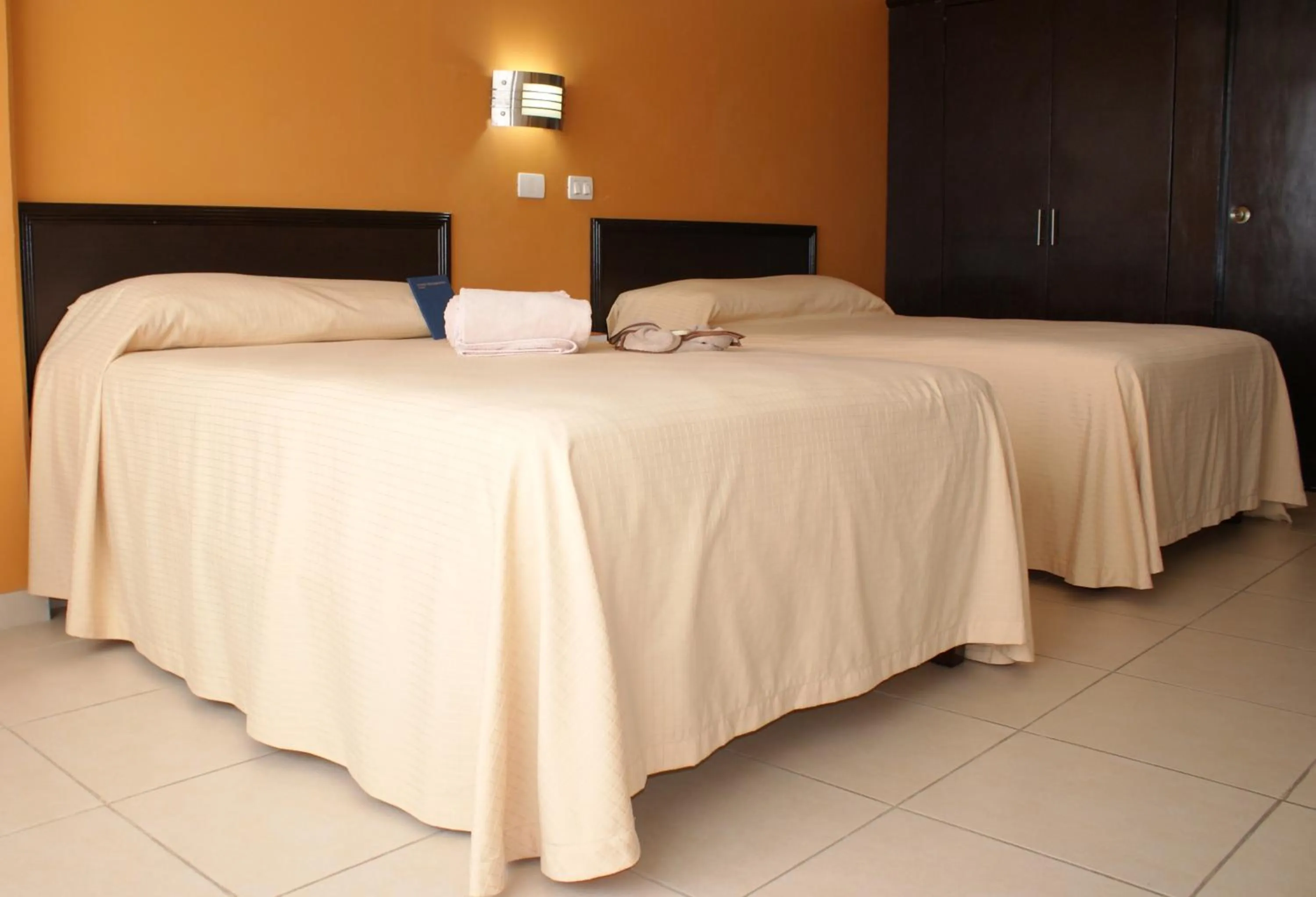 Photo of the whole room, Bed in Hotel Miraflores Villahermosa