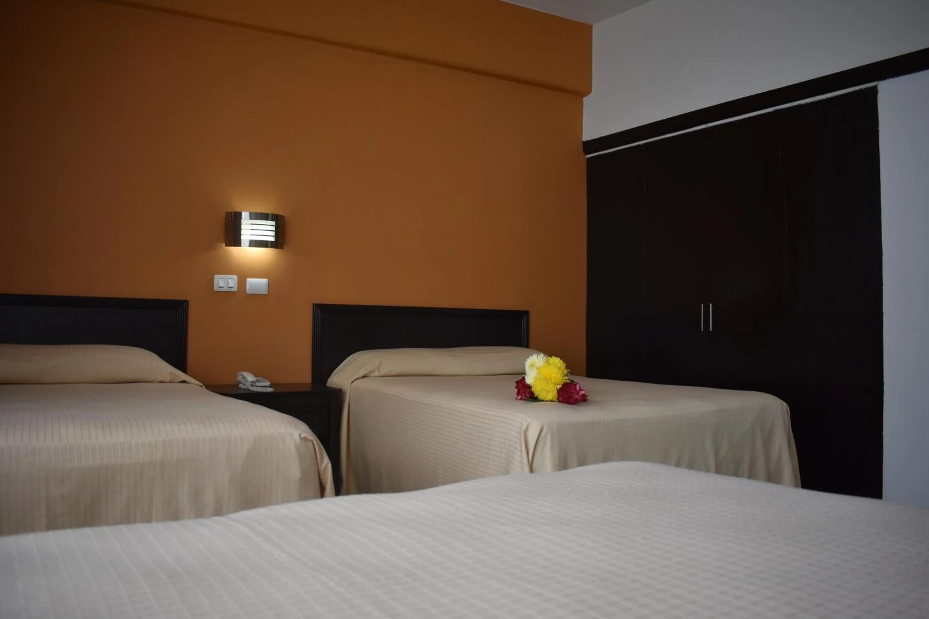 Photo of the whole room, Bed in Hotel Miraflores Villahermosa