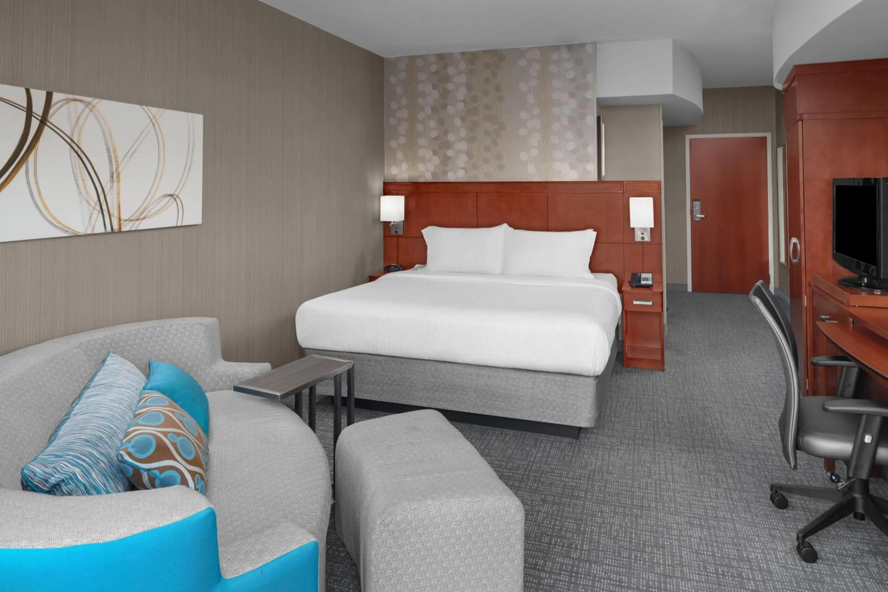Photo of the whole room, Bed in Courtyard by Marriott Raleigh North/Triangle Town Center