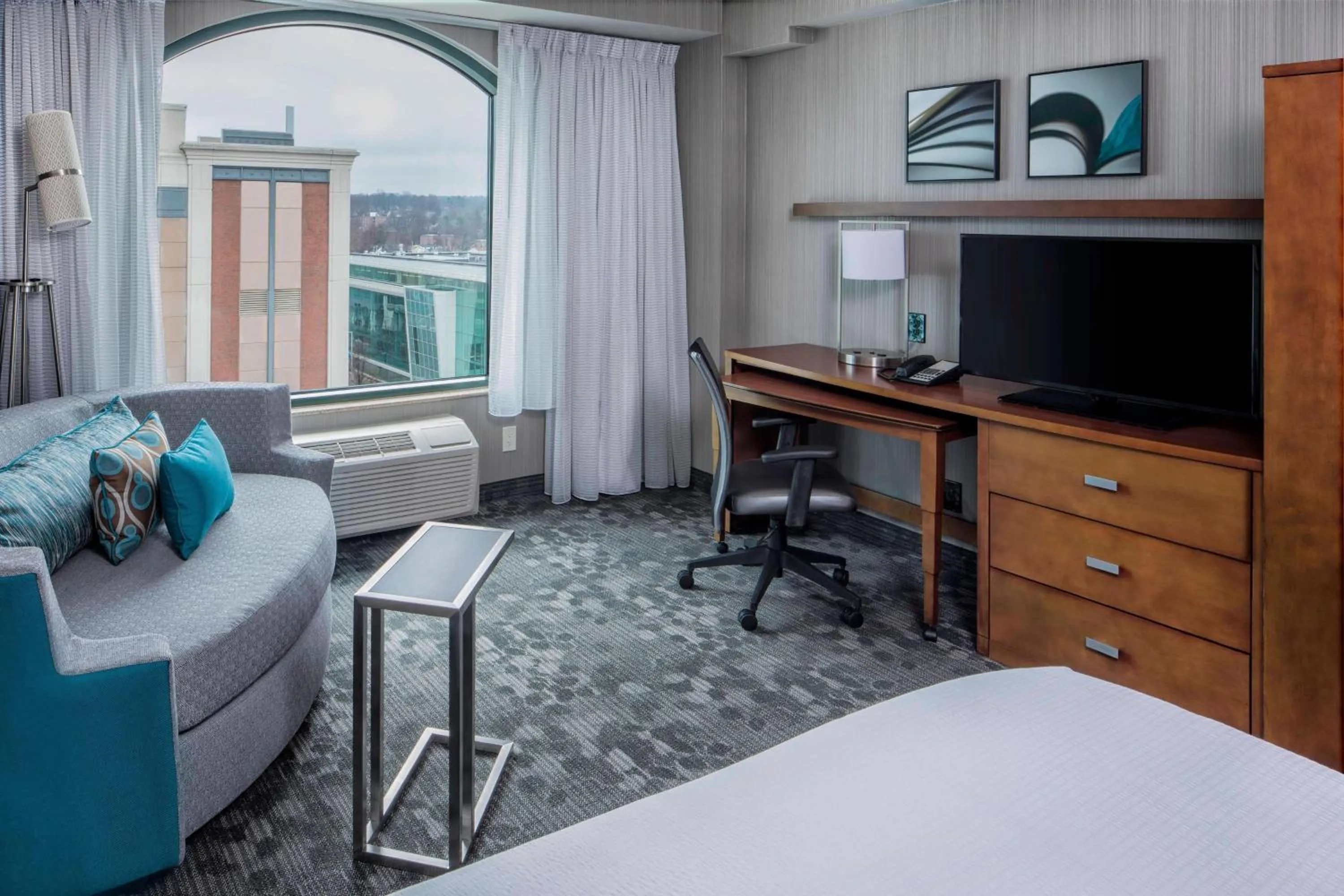 Photo of the whole room, Bed in Courtyard by Marriott Stamford Downtown