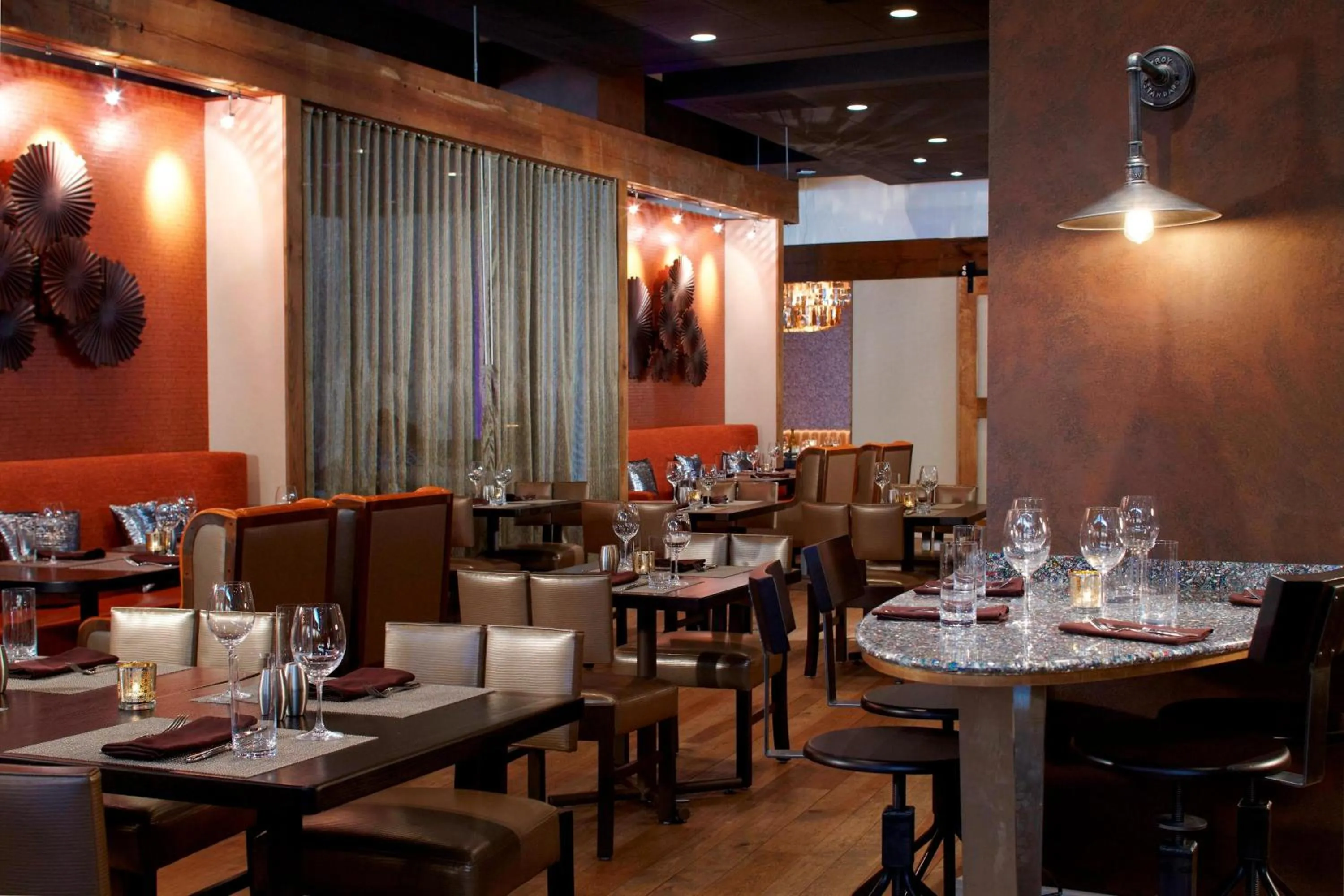 Restaurant/places to eat in Renaissance St. Louis Airport Hotel