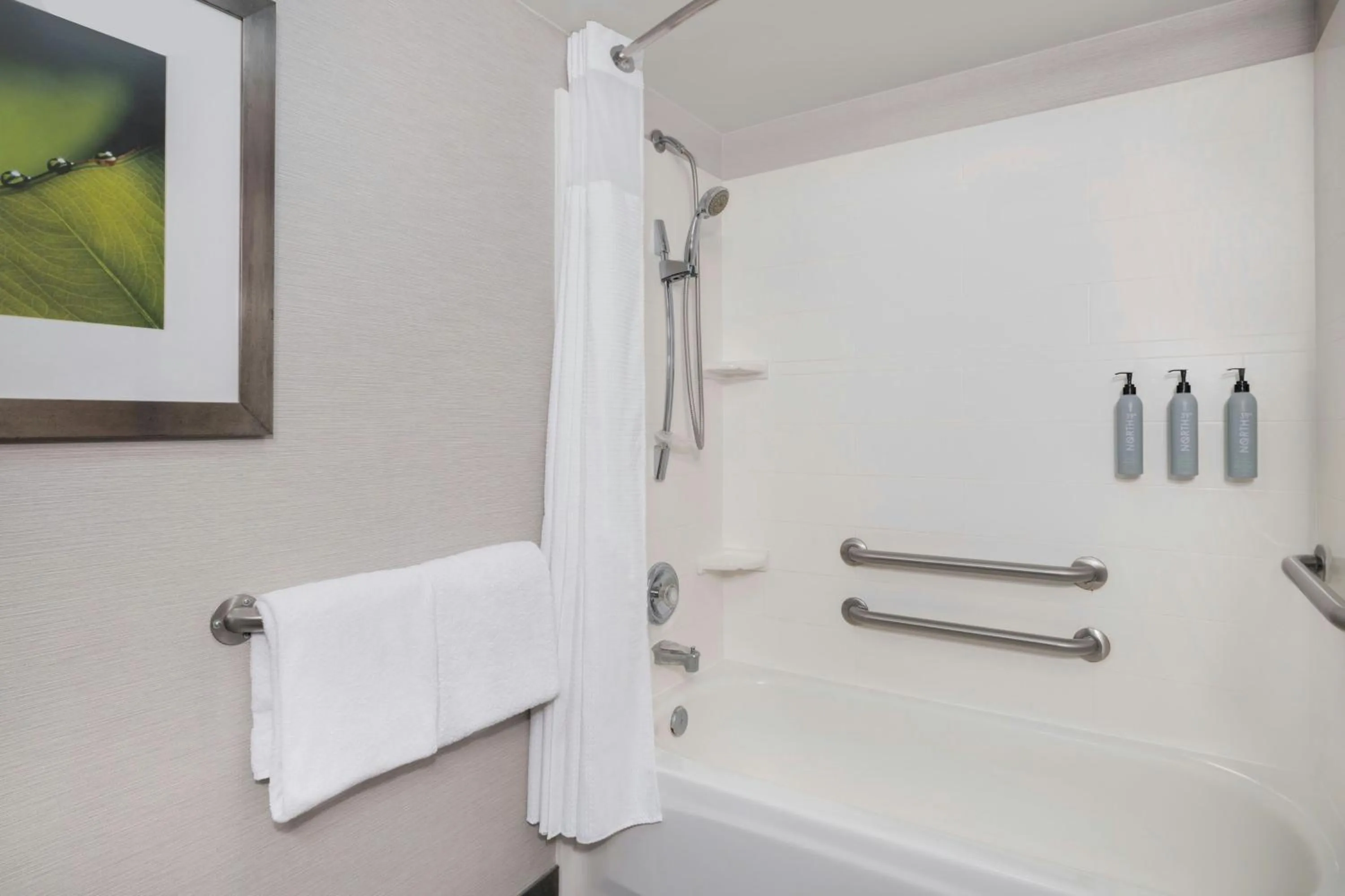 Bathroom in Courtyard Tampa North / I-75 Fletcher