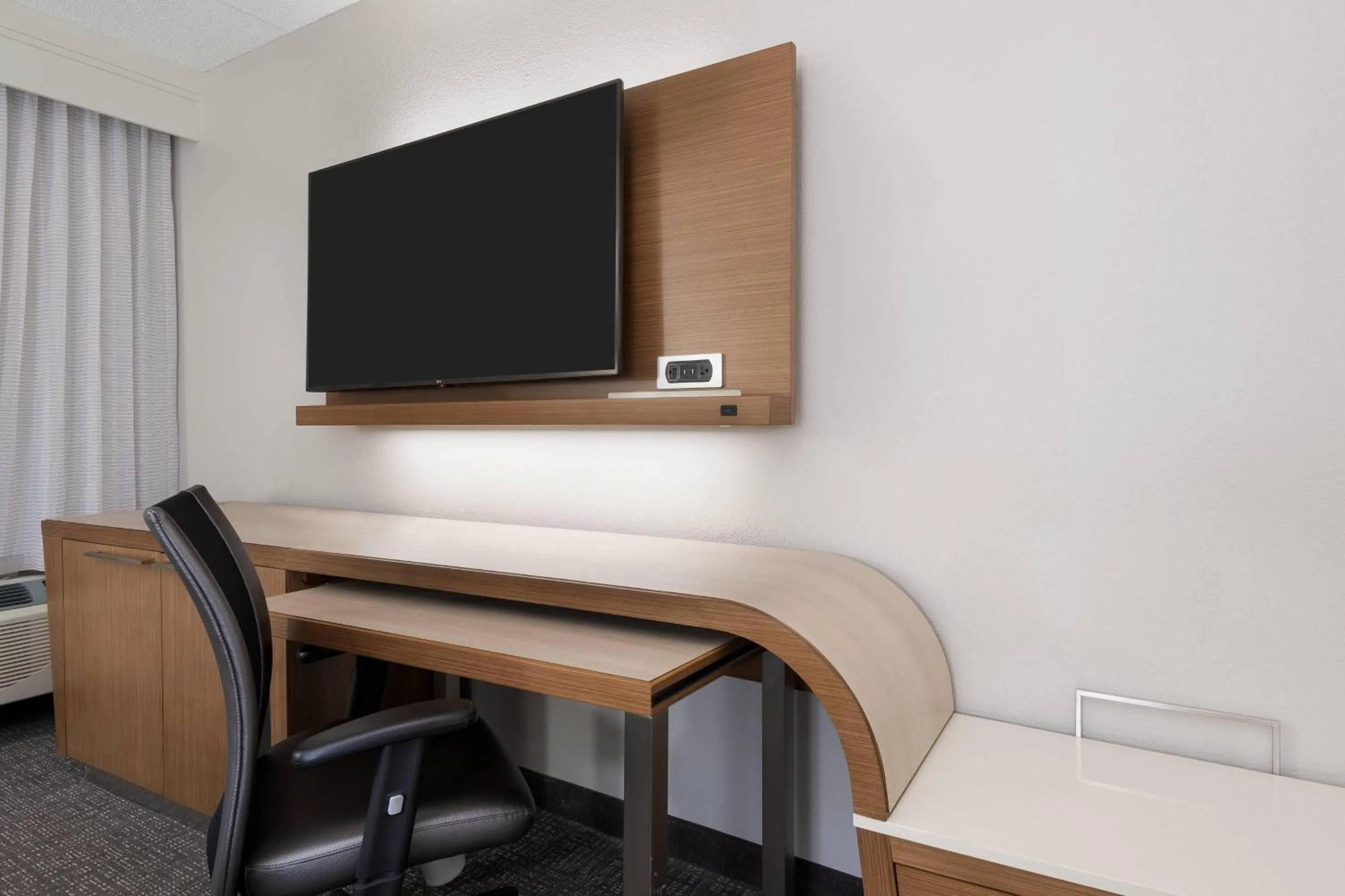 Photo of the whole room in Courtyard Tampa Downtown