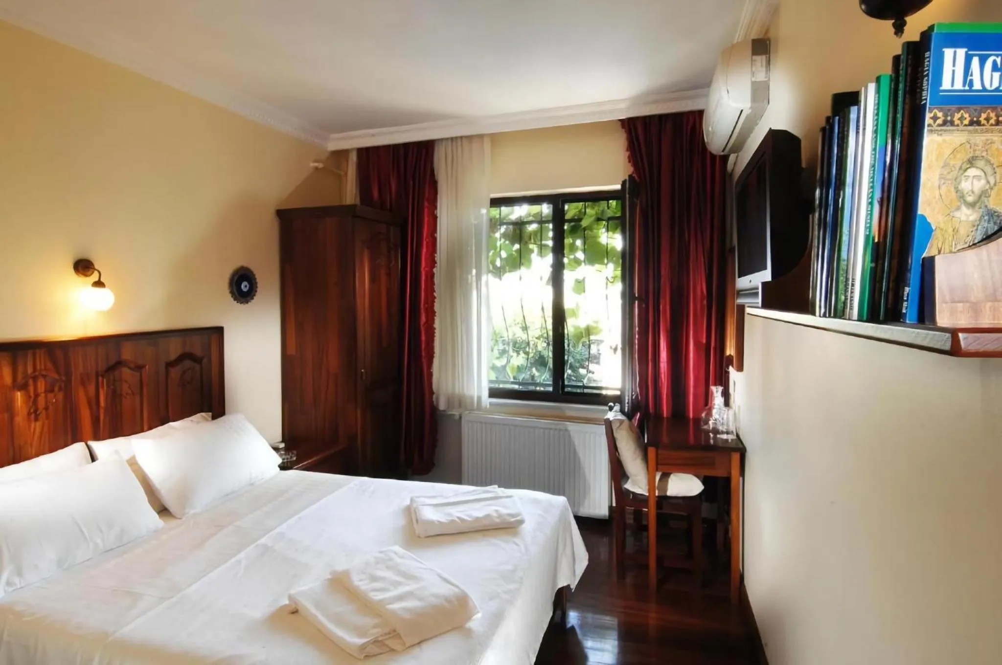 Bed in Sublime Porte Hotel