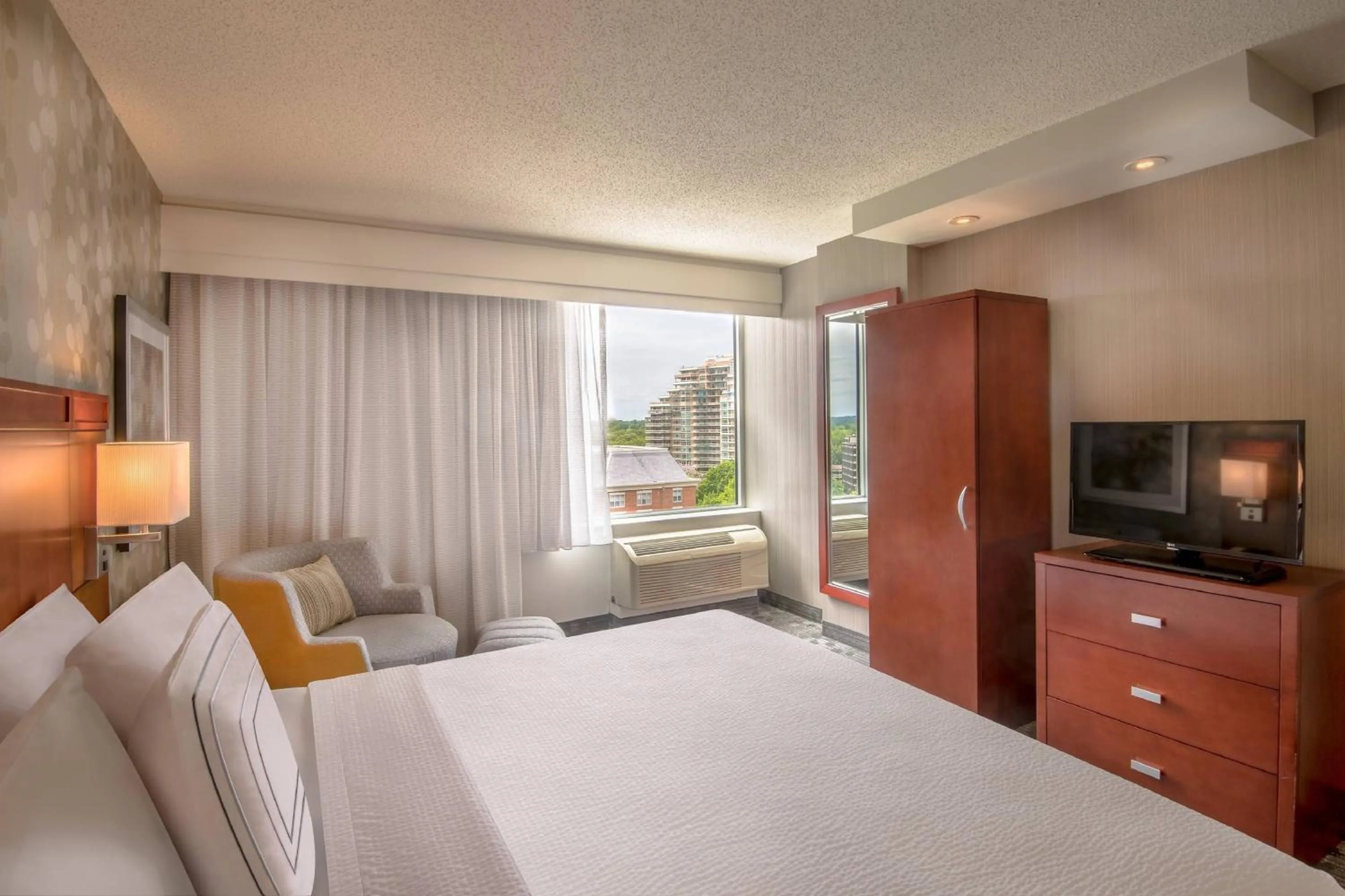 Bedroom, Bed in Courtyard by Marriott Bethesda Chevy Chase