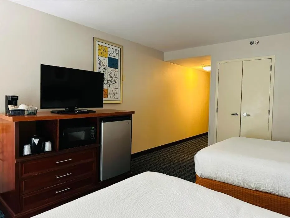 Bed in Fairfield Inn & Suites by Marriott Waco North