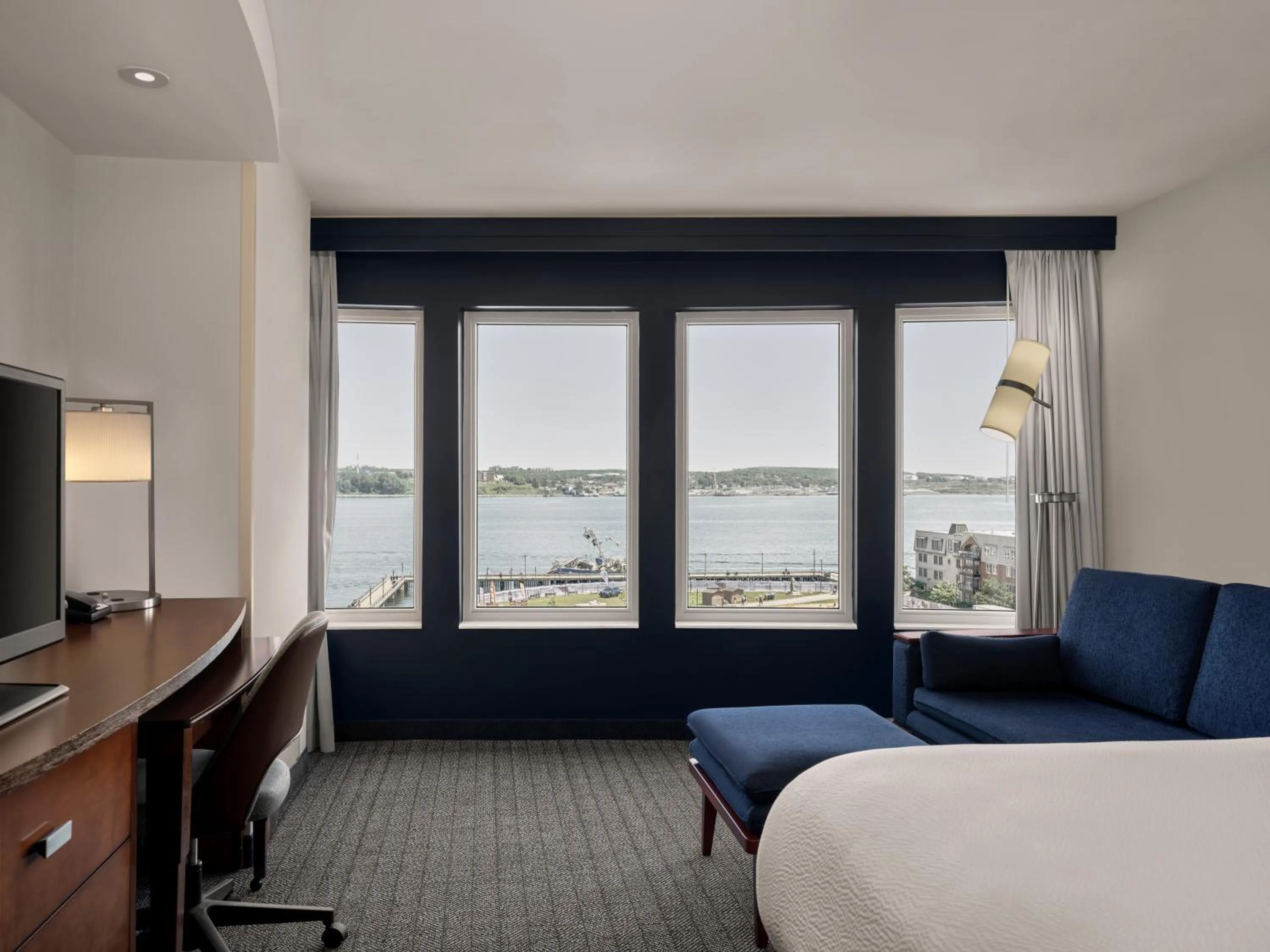 Bed in Courtyard by Marriott Halifax Downtown