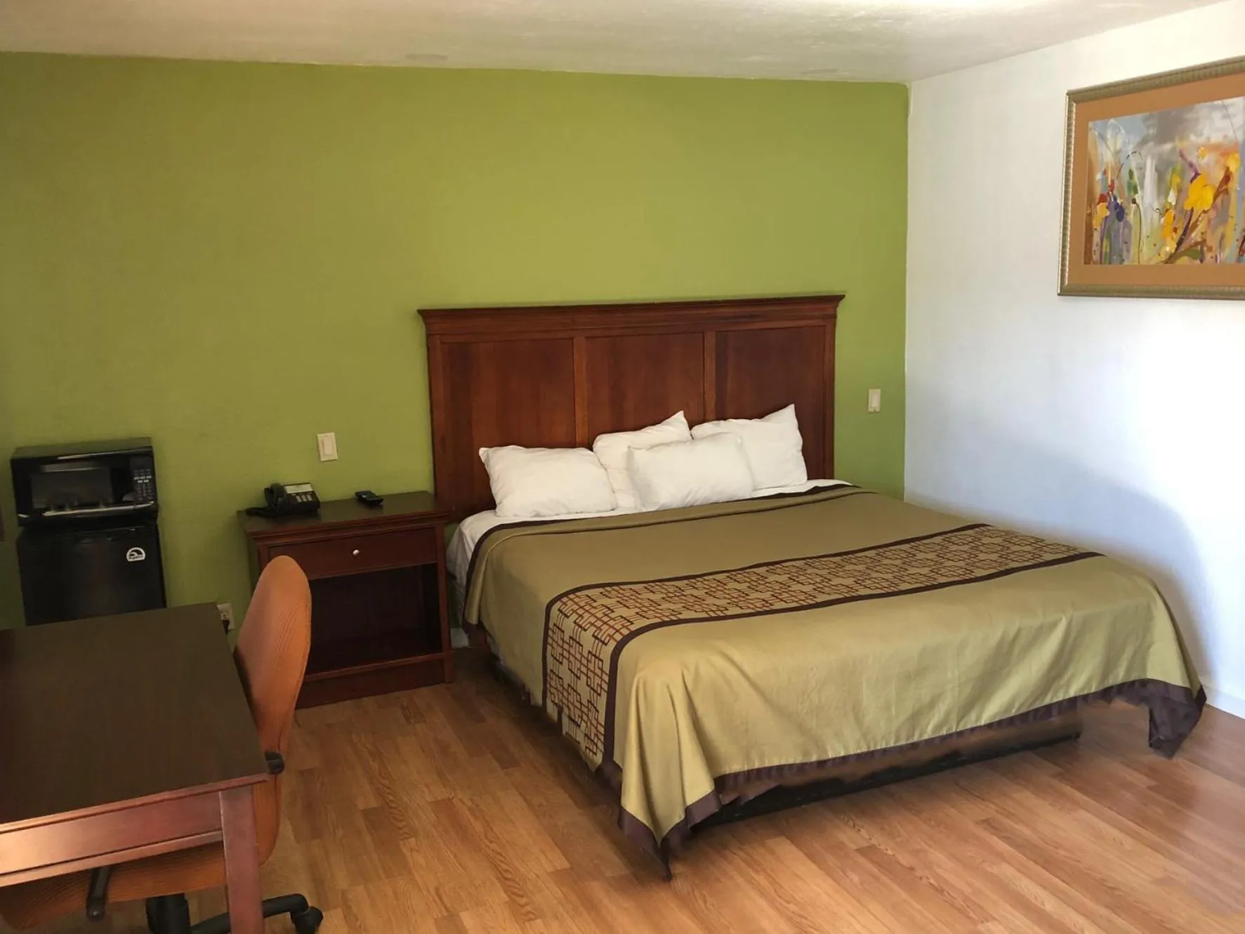 Bedroom, Bed in Americas Best Value Inn Visalia