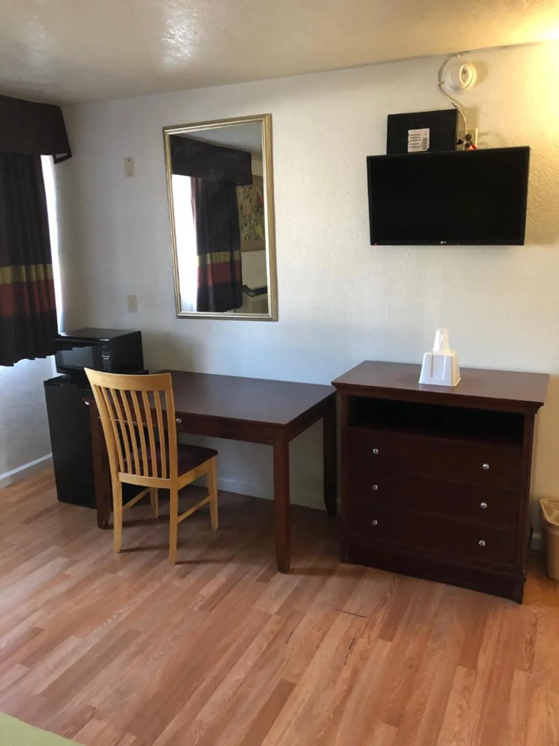 Seating area in Americas Best Value Inn Visalia