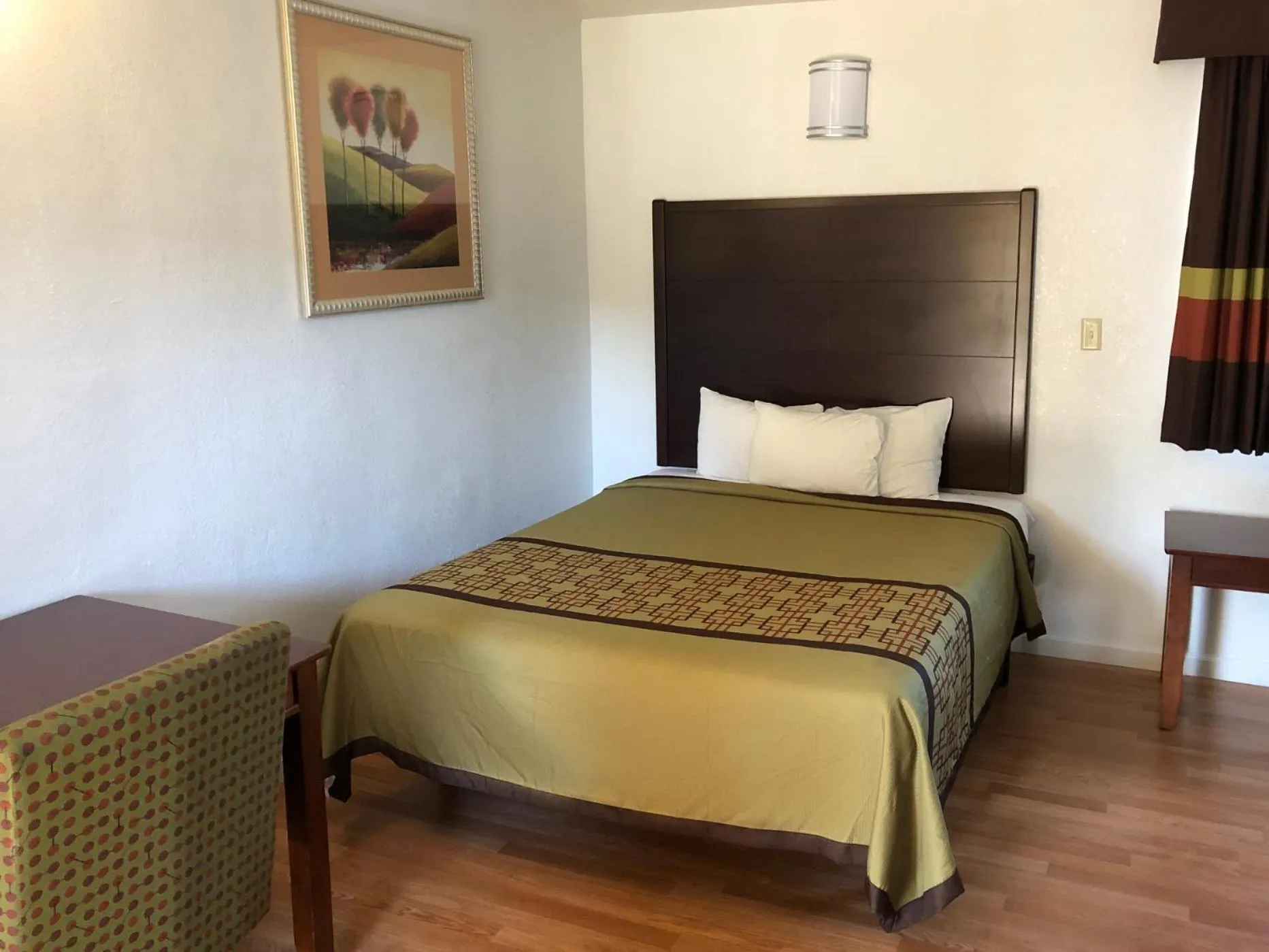 Bedroom, Bed in Americas Best Value Inn Visalia