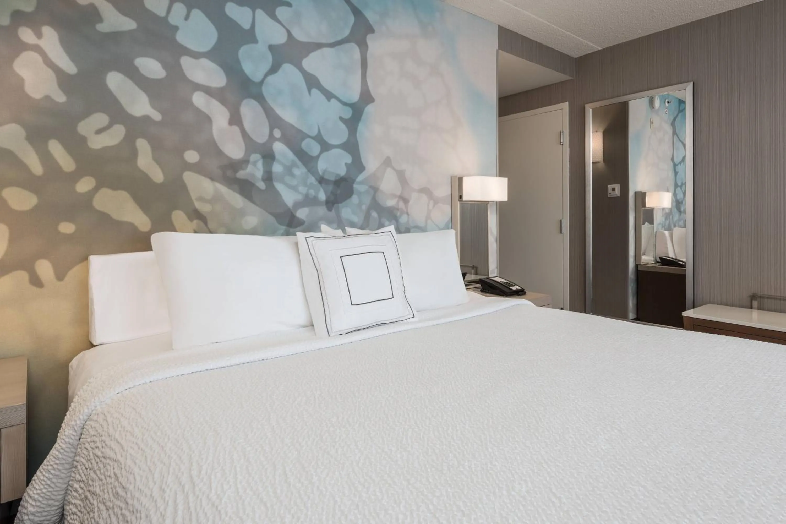 Photo of the whole room, Bed in Courtyard by Marriott Toronto Vaughan